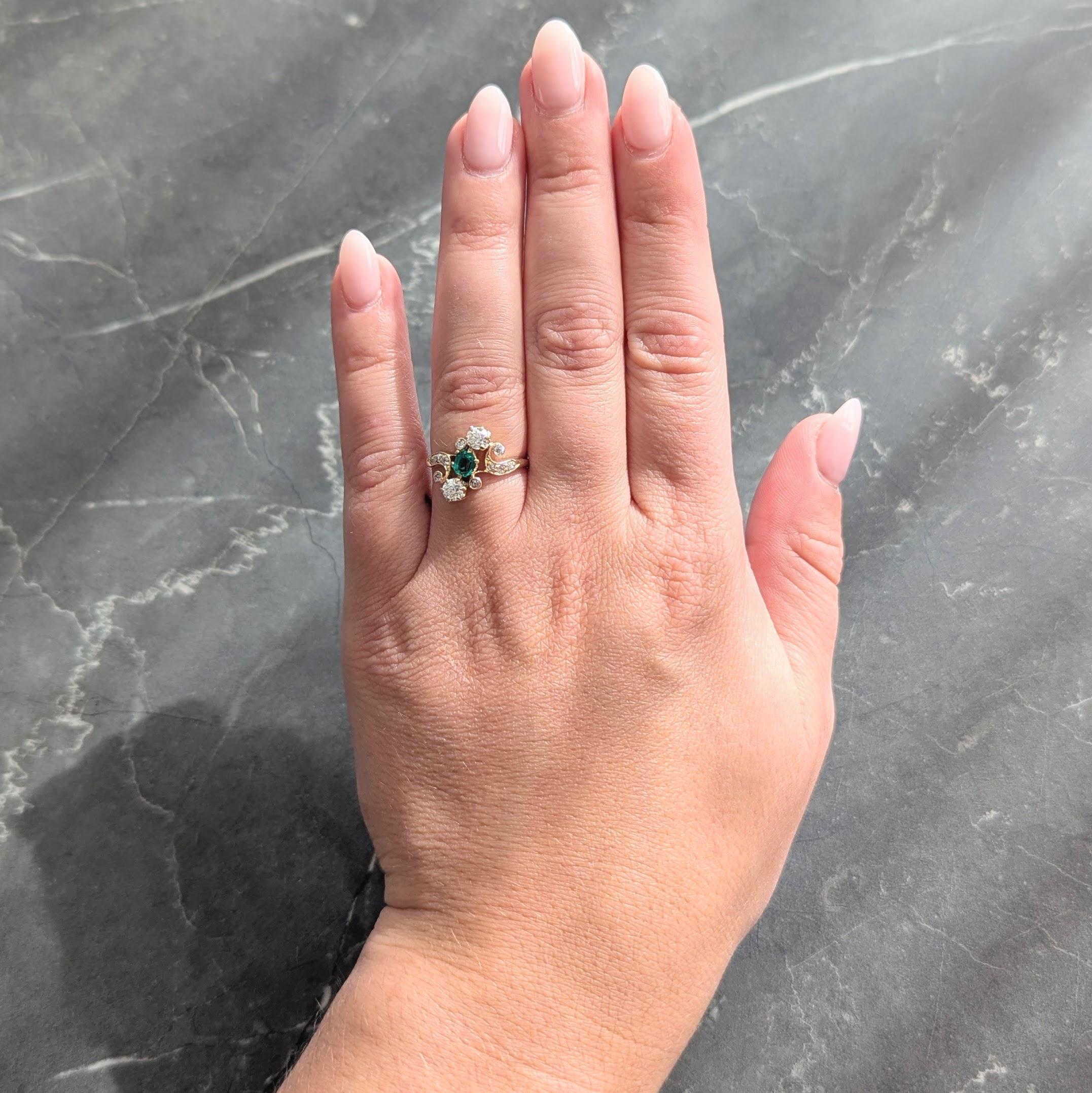 Au centre, une émeraude de taille émeraude pesant environ 0,21 carat.
Couleur verte transparente avec une saturation moyenne
Serti à l'aiguille et flanqué d'épaules en by-pass tourbillonnant
Perle et sertissage avec mine ancienne et simple
D'un