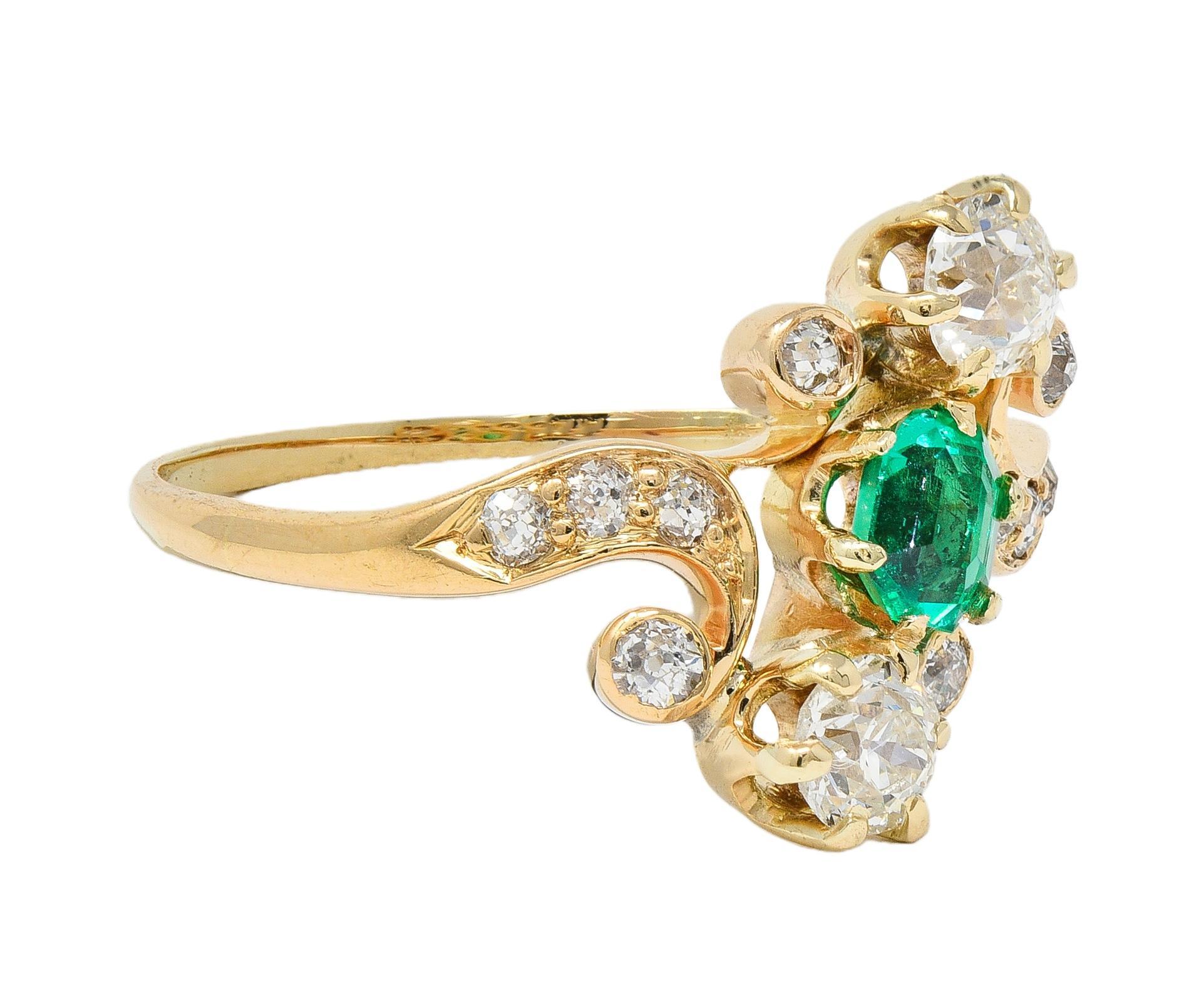 Bague Victorienne 0.84 CTW Emeraude Diamant Or Jaune 18 Karat Antique Bypass Excellent état - En vente à Philadelphia, PA