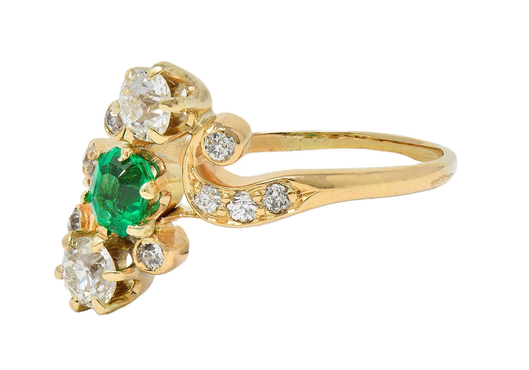 Bague Victorienne 0.84 CTW Emeraude Diamant Or Jaune 18 Karat Antique Bypass en vente 1