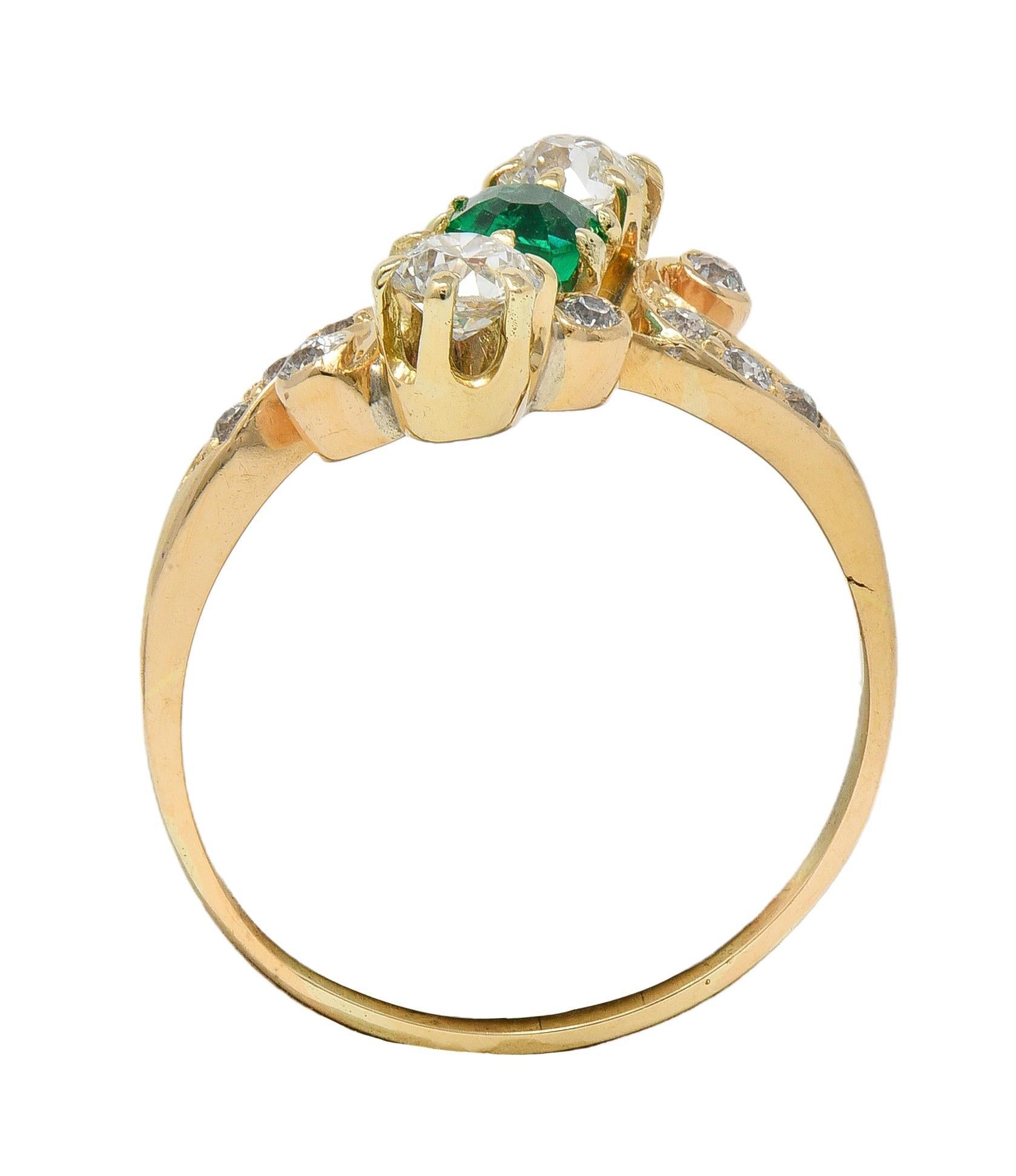 Bague Victorienne 0.84 CTW Emeraude Diamant Or Jaune 18 Karat Antique Bypass en vente 3
