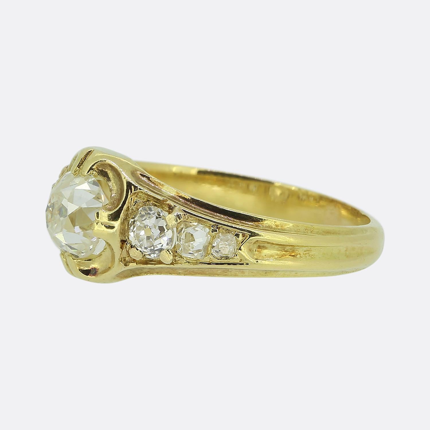 Hier haben wir einen wunderschönen viktorianischen Diamantring aus reichem 18-karätigem Gelbgold. In der Mitte der Vorderseite befindet sich ein einzelner runder, facettierter Diamant von 0,85 Karat im Altminenschliff. Der strahlend weiße Hauptstein