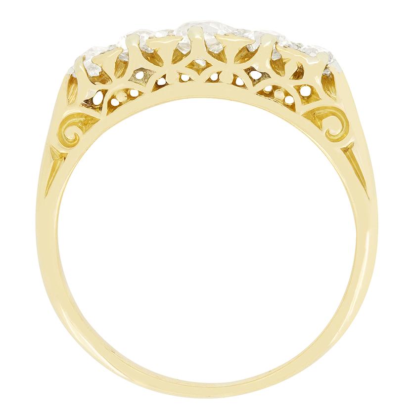 Dieser aus den 1880er Jahren stammende Ring mit fünf Steinen präsentiert eine funkelnde Sammlung von Diamanten im Altschliff. Der zentrale Stein wiegt 0,35 Karat, zwei Diamanten von 0,15 Karat flankieren ihn und kleinere Steine von 0,10 Karat