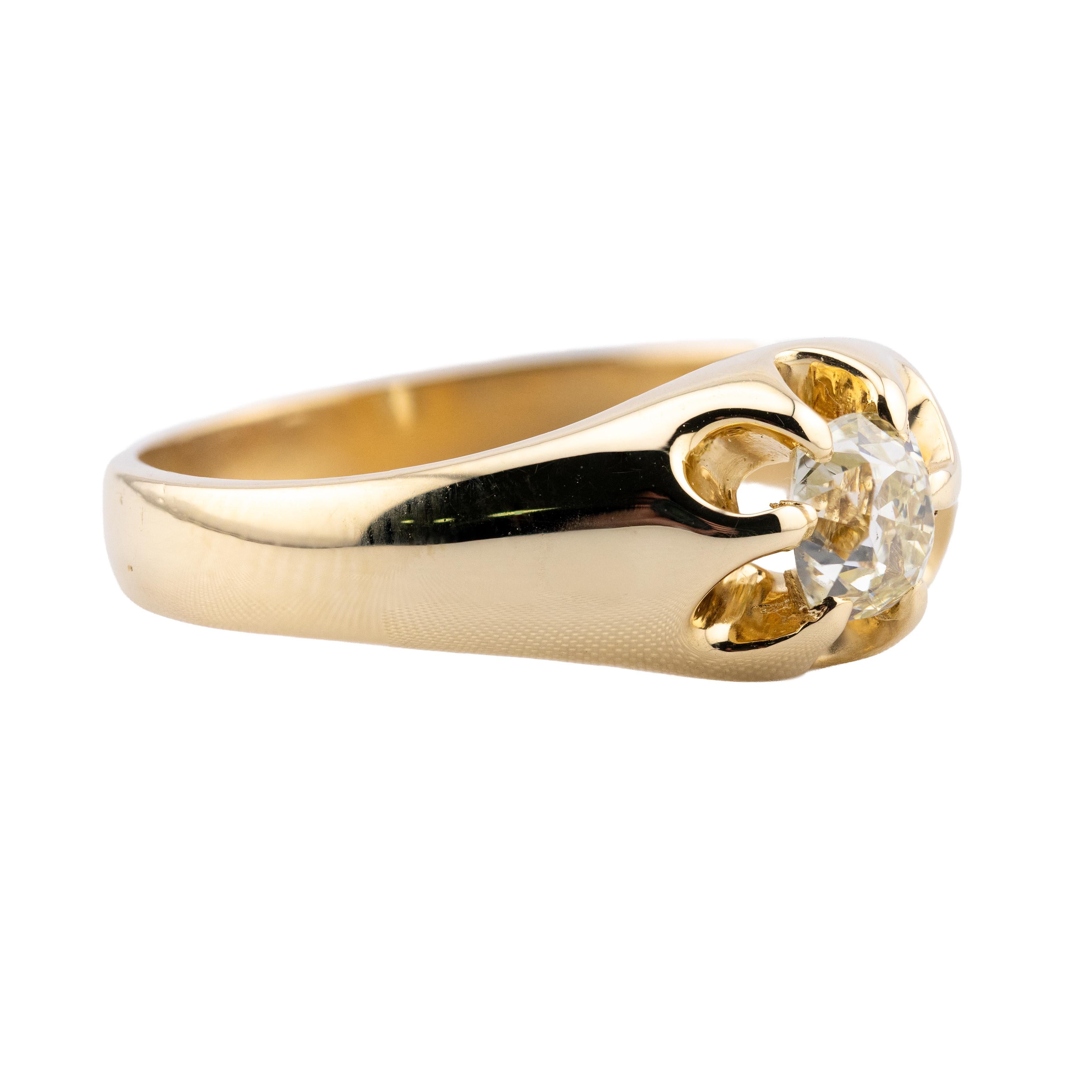 Aston Estate Jewelry présente

Bague de fiançailles victorienne distinguée, ornée d'un diamant de 0,90 carat, taillé de manière experte dans le style Old Mine. Le diamant est de couleur K et de pureté VS2.

Réalisée en or jaune 14 carats, la monture
