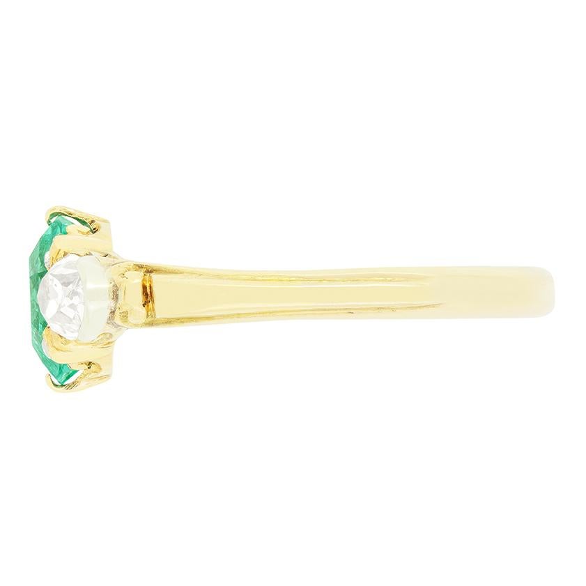 Victorian 0.90ct Emerald and Diamond Three Stone Ring, c.1880s In Good Condition For Sale In London, GB
