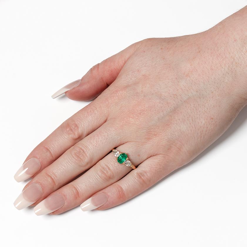 Women's Victorian 0.90ct Emerald and Diamond Three Stone Ring, c.1880s For Sale