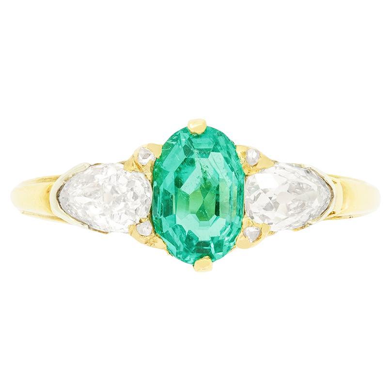 Anillo victoriano de tres piedras con esmeralda y diamantes de 0,90 ct, c.1880