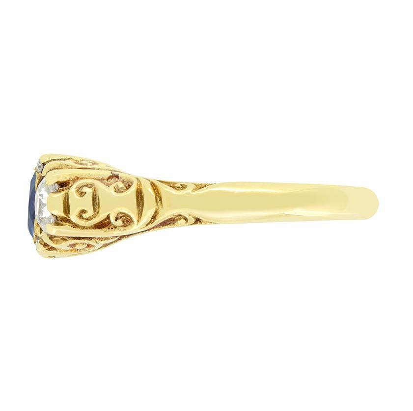 Victorien Bague victorienne à trois pierres en saphir et diamant de 0,90 carat, c.1880 en vente