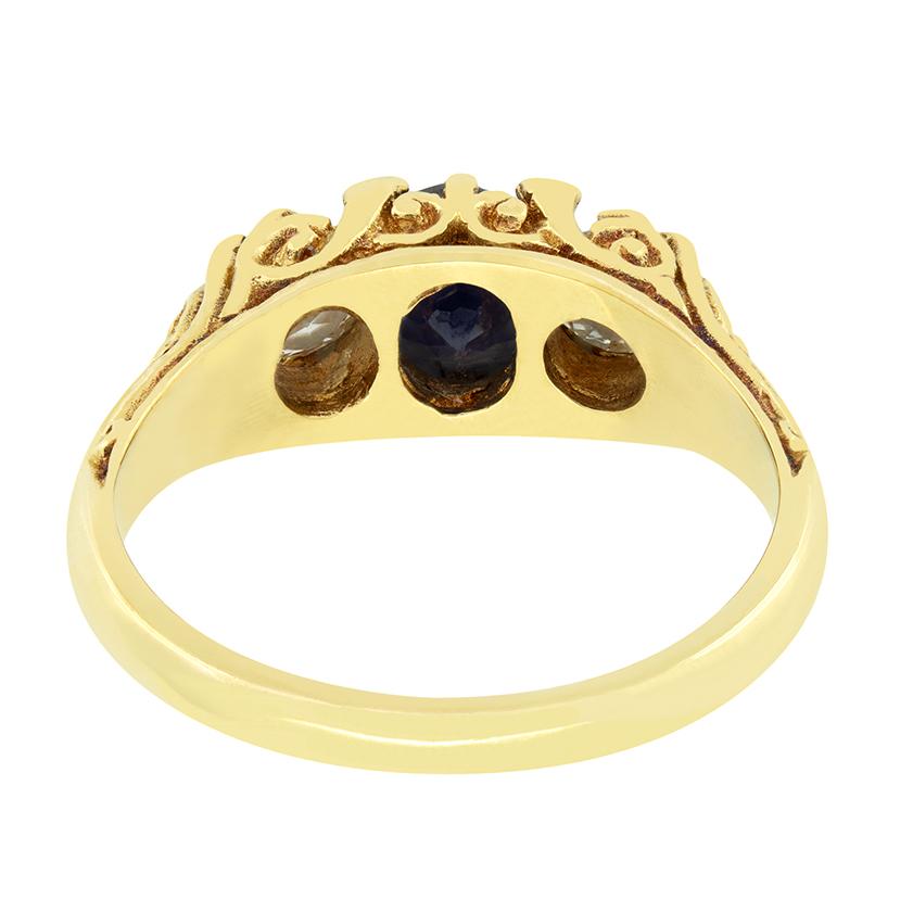 Taille ovale Bague victorienne à trois pierres en saphir et diamant de 0,90 carat, c.1880 en vente