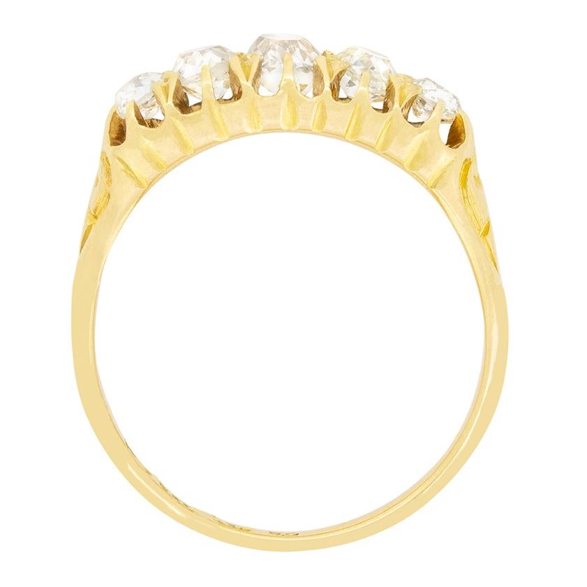 Questo anello vittoriano con cinque pietre mette in mostra una meravigliosa serie di diamanti antichi. Al centro si trova il più grande dei cinque diamanti da 0,25, affiancato da due diamanti da 0,20 carati e da due diamanti più piccoli da 0,15