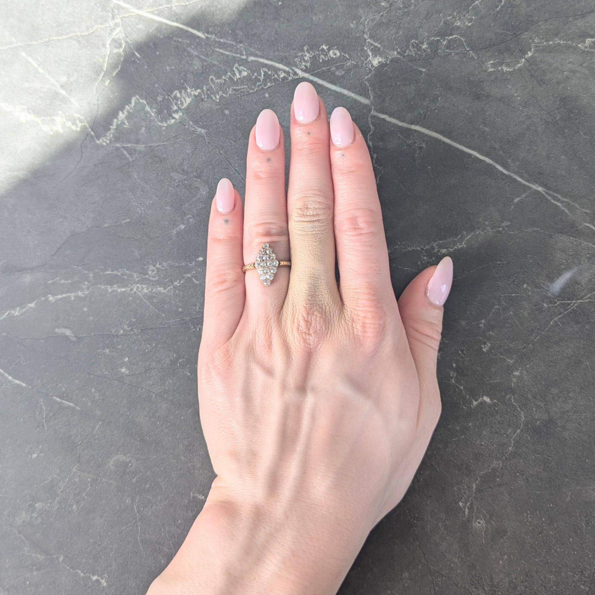 Formé d'une navette sertie de diamants de taille ancienne.
Serti sur toute la forme et pesant environ 0,96 carats au total.
Couleur J à L et pureté SI2 à I2 - avec galerie gravée de hachures.
Flanqué d'épaules flottantes gravées d'un motif de