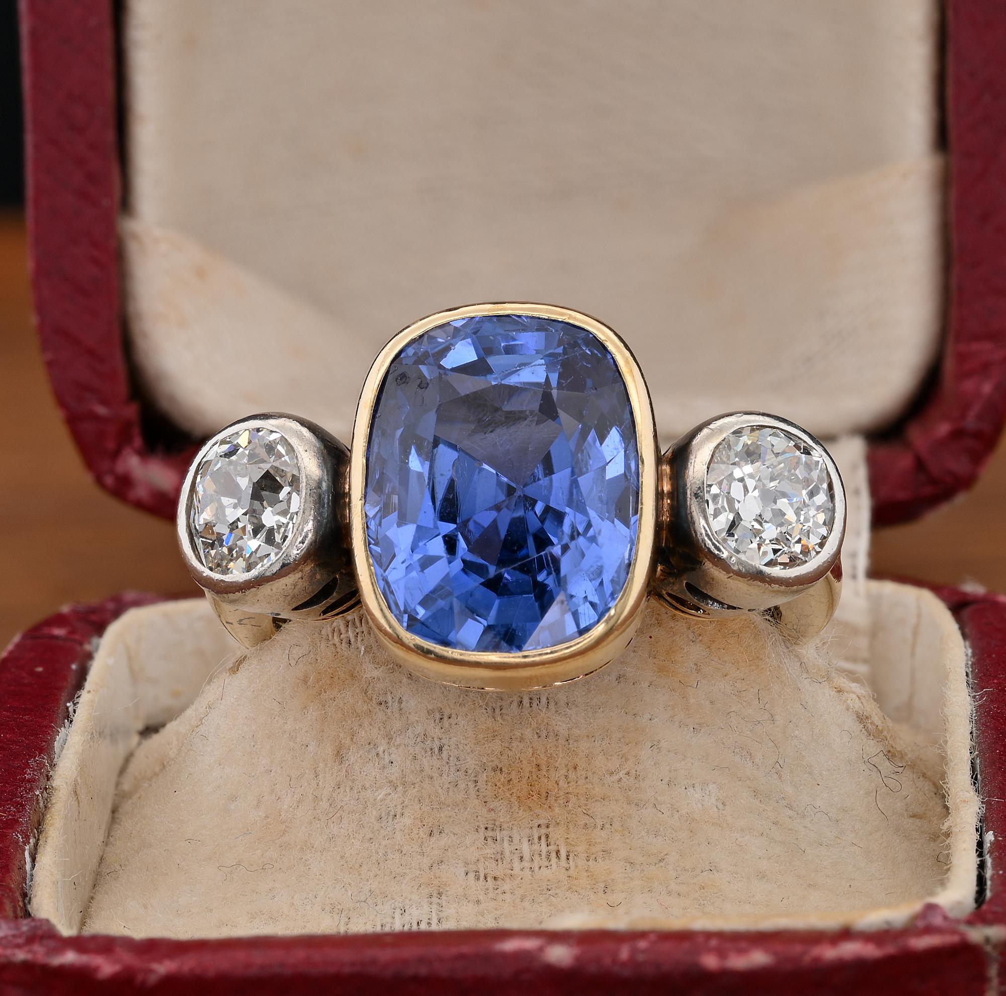 Cette bague victorienne originale à couper le souffle date de 1880 environ.
Monture Trilogy de grande classe fabriquée à la main à l'époque en or massif 18 KT
La bague est ornée d'un magnifique saphir bleu naturel non traité et non chauffé de 10,00