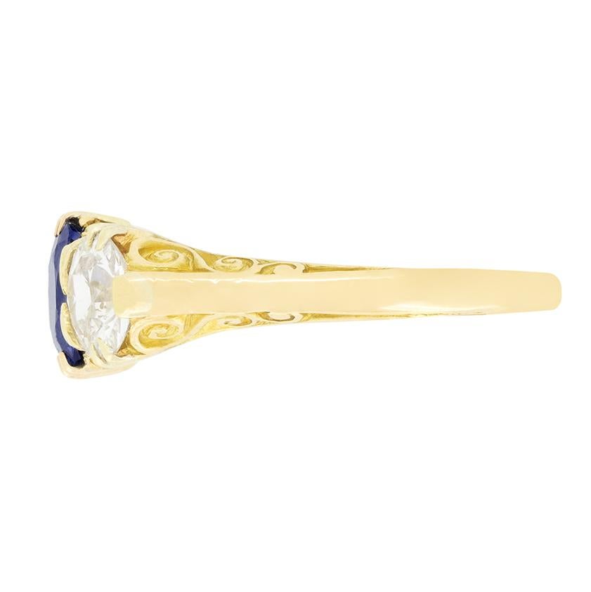 Taille ovale Victorien 1.00ct Saphir et Diamant Trois Pierres, c.1880s en vente