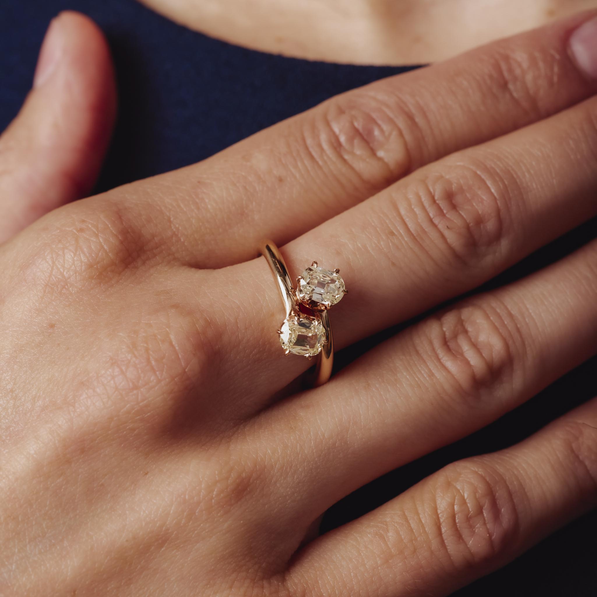 Cette bague victorienne enchanteresse met en valeur deux diamants taille ancienne magnifiquement assortis dans un or rose 18 carats chaleureux, rayonnant d'une élégance antique et d'un romantisme intemporel.