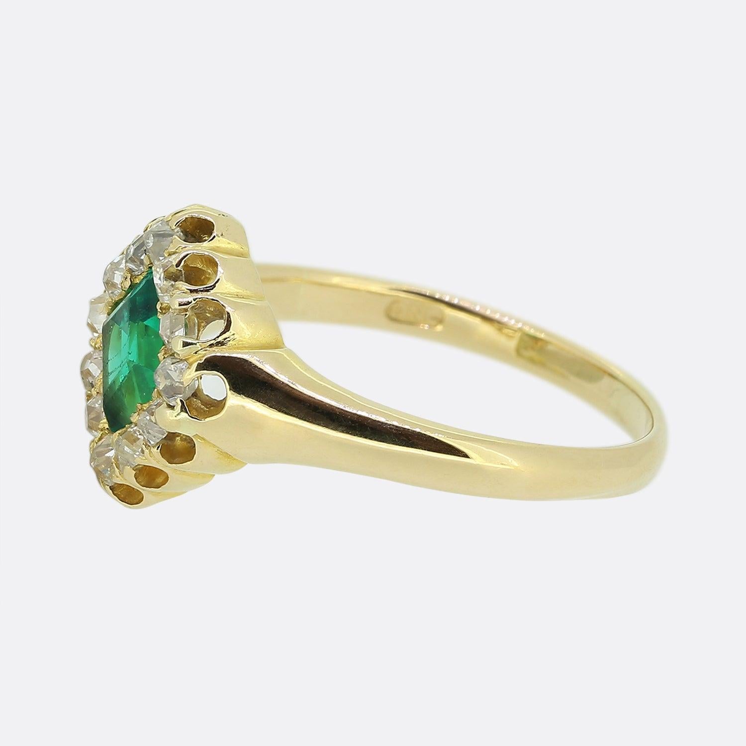 Hier haben wir einen fabelhaften Smaragd- und Diamantring aus der viktorianischen Ära. Ein quadratischer, intensiv grüner Smaragd sitzt bezaubernd in der Mitte der Vorderseite und wird am äußeren Rand von einer einzigen Reihe klobiger Diamanten im