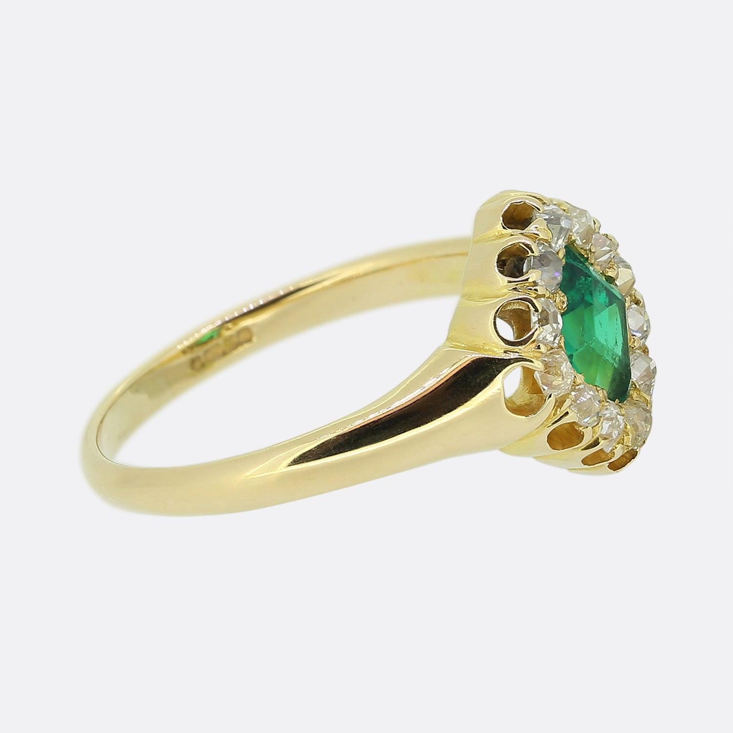 Viktorianischer 1,05 Karat Smaragd- und Diamant-Cluster-Ring (Carréeschliff) im Angebot