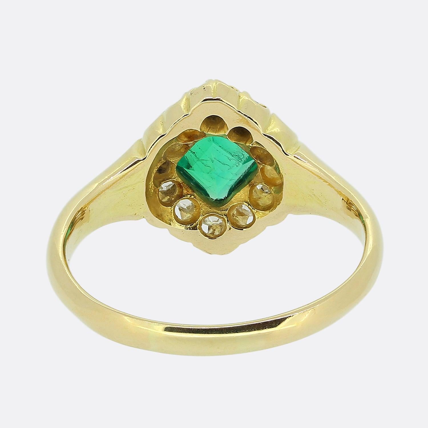 Viktorianischer 1,05 Karat Smaragd- und Diamant-Cluster-Ring im Zustand „Gut“ im Angebot in London, GB