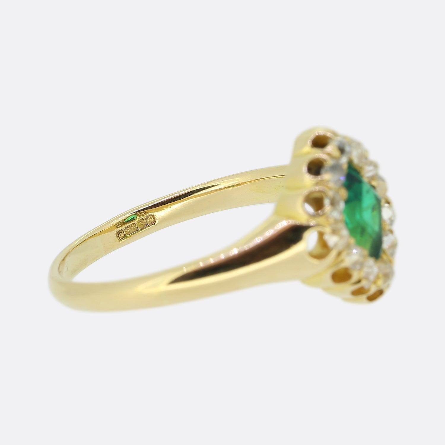 Viktorianischer 1,05 Karat Smaragd- und Diamant-Cluster-Ring Damen im Angebot