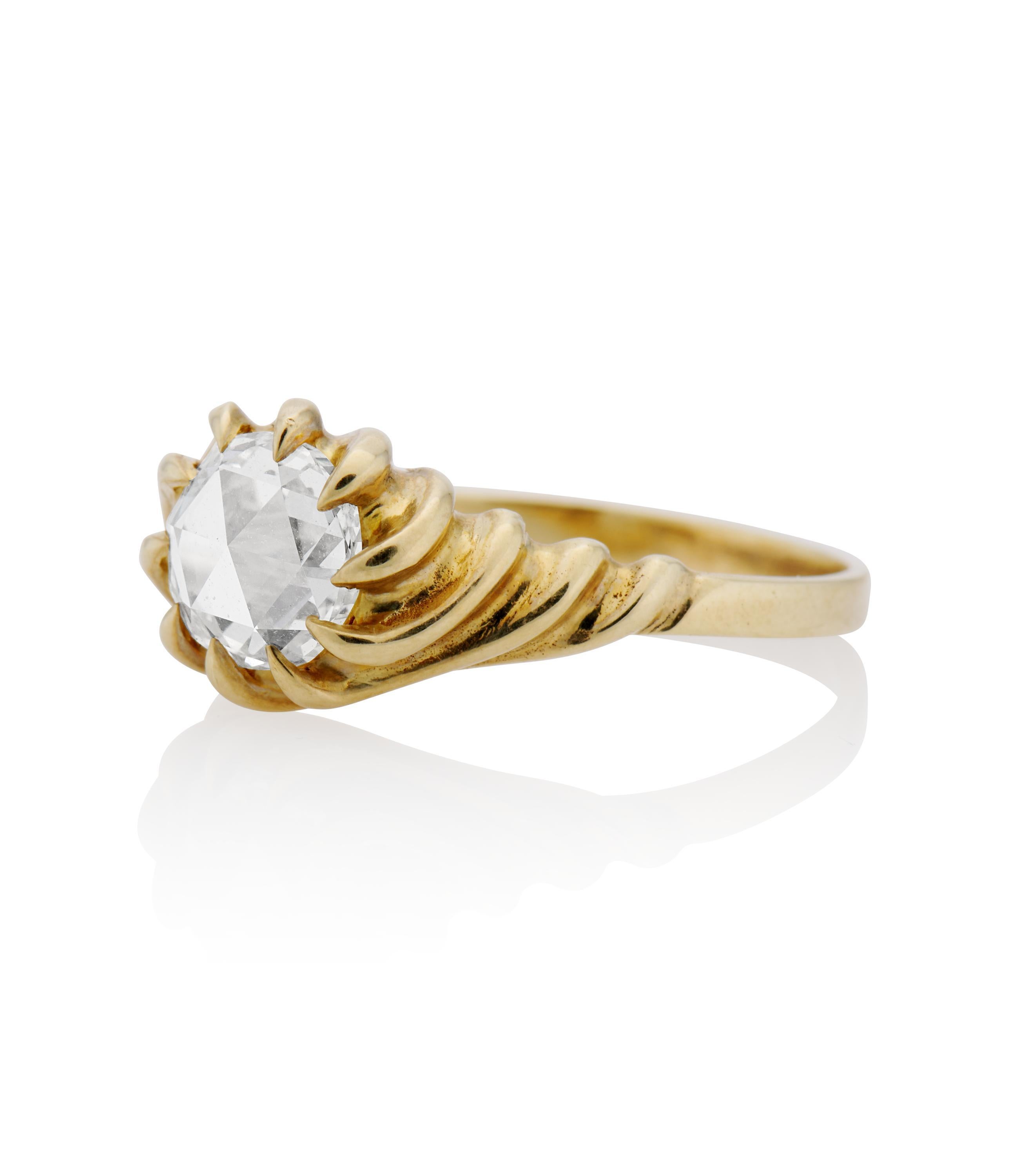 Beschreibung 
Antiker viktorianischer Verlobungsring mit einem GIA-zertifizierten 1,05-Karat-Diamanten im Rosenschliff in einer geschnitzten Gelbgoldfassung. Ein einzigartiger Stil aus der viktorianischen Ära. 
GIA-zertifizierter 1,05-Karat-Diamant