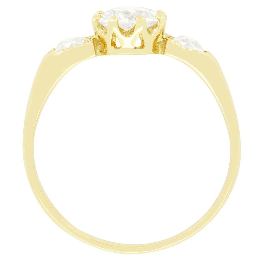 Este atemporal anillo solitario victoriano gira en torno a un hermoso diamante de talla antigua de 1,05 quilates. El diamante tiene un color I y una pureza VS2. Sobre cada hombro hay un diamante adicional de 0,20 quilates cada uno, de la misma
