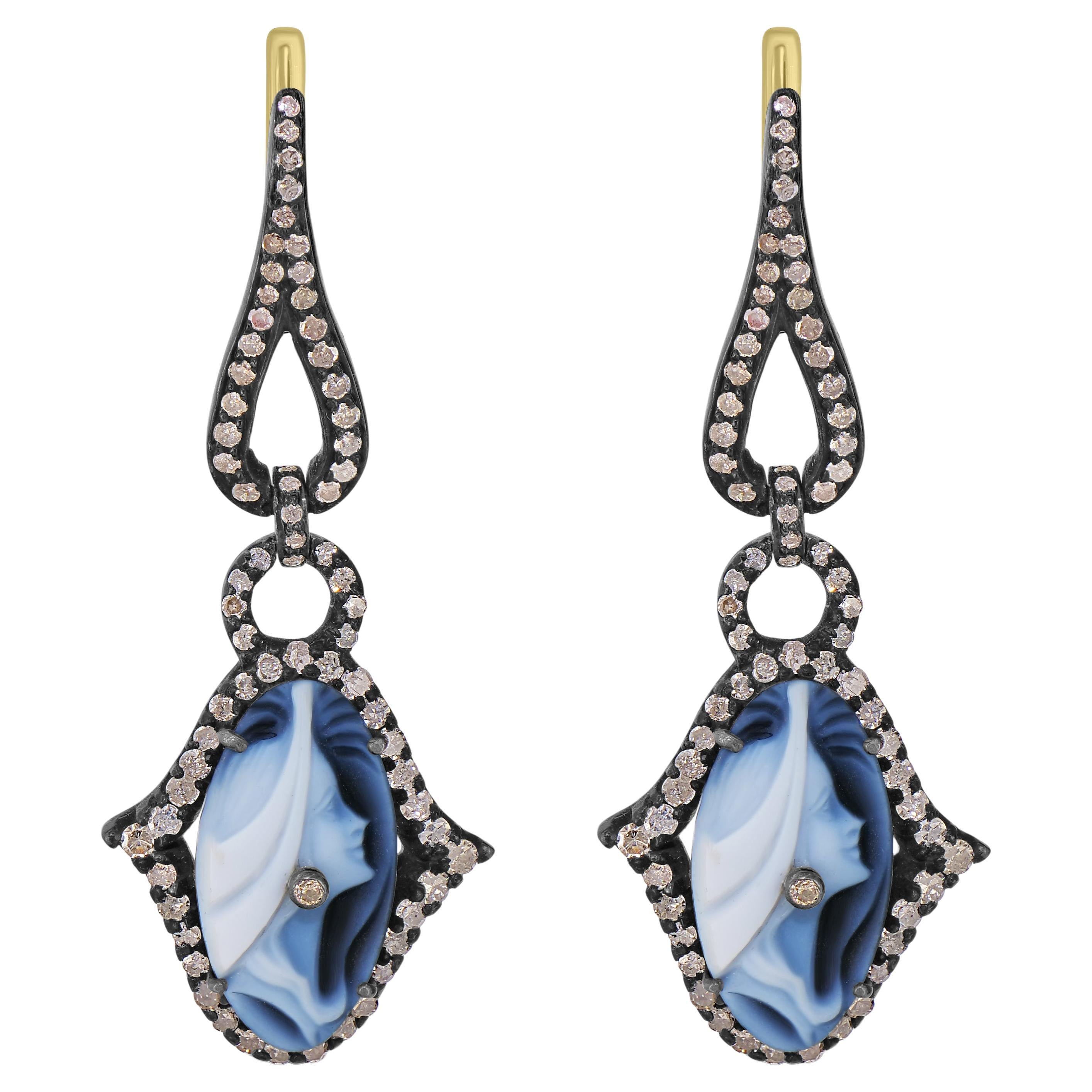 Victorian 10.73 ct. pt. Boucles d'oreilles pendantes en camées gris et diamants  en vente
