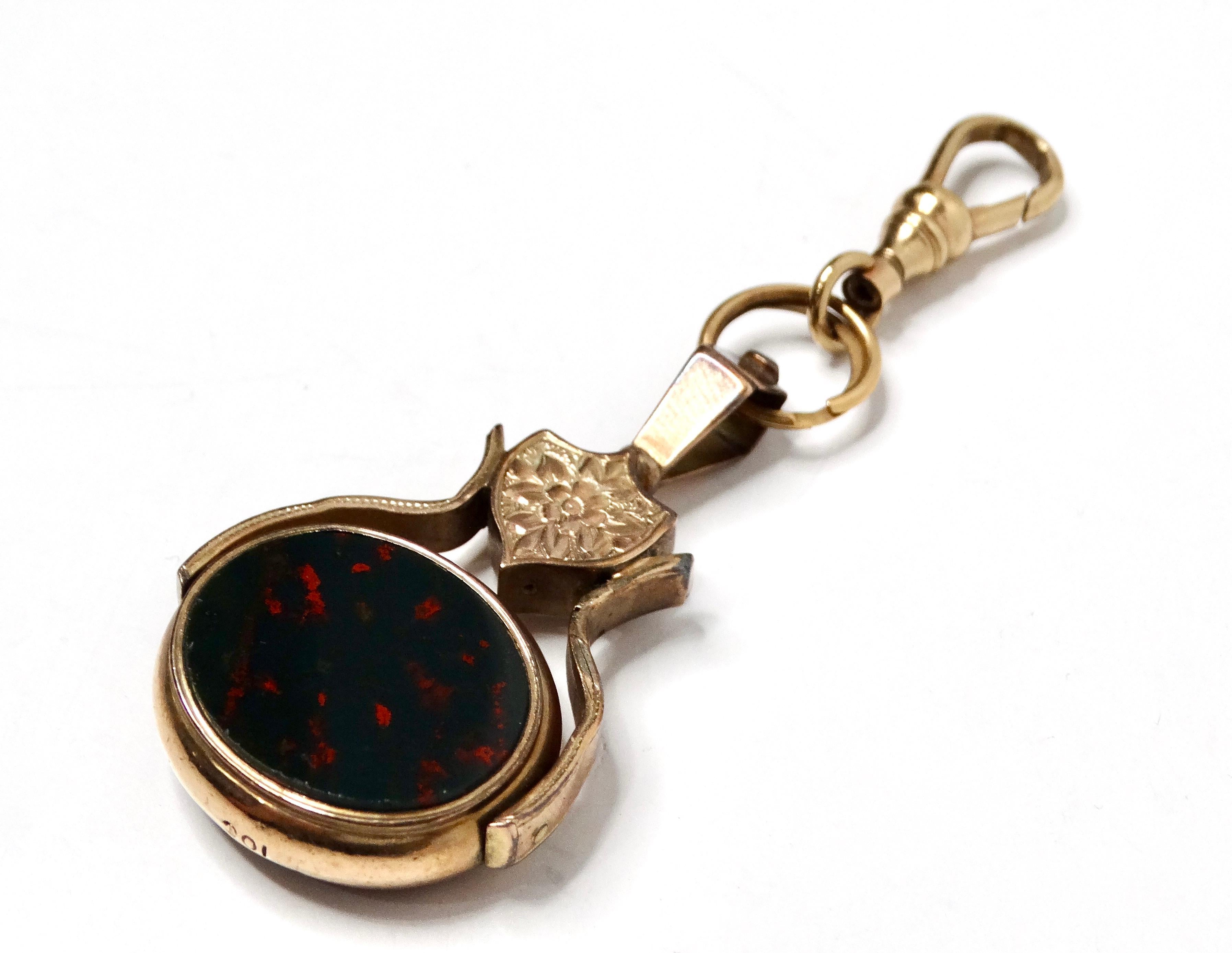 Pendentif spinner en or 10ct avec pierre de sang et cornaline Bon état - En vente à Scottsdale, AZ
