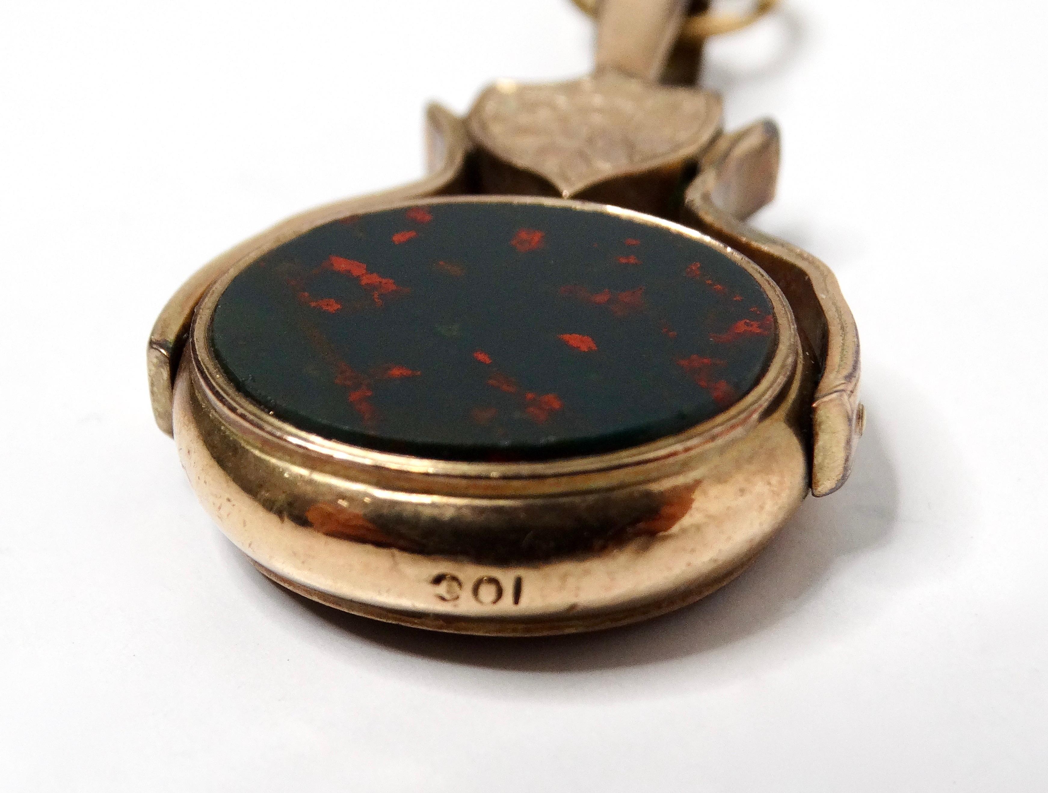 Pendentif spinner en or 10ct avec pierre de sang et cornaline en vente 1