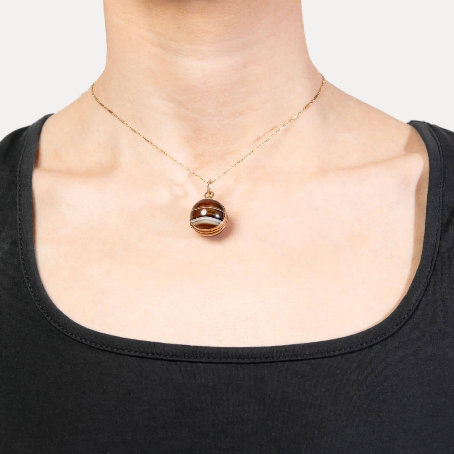 Victorian 10K Agate Locket Pendant Pour femmes en vente