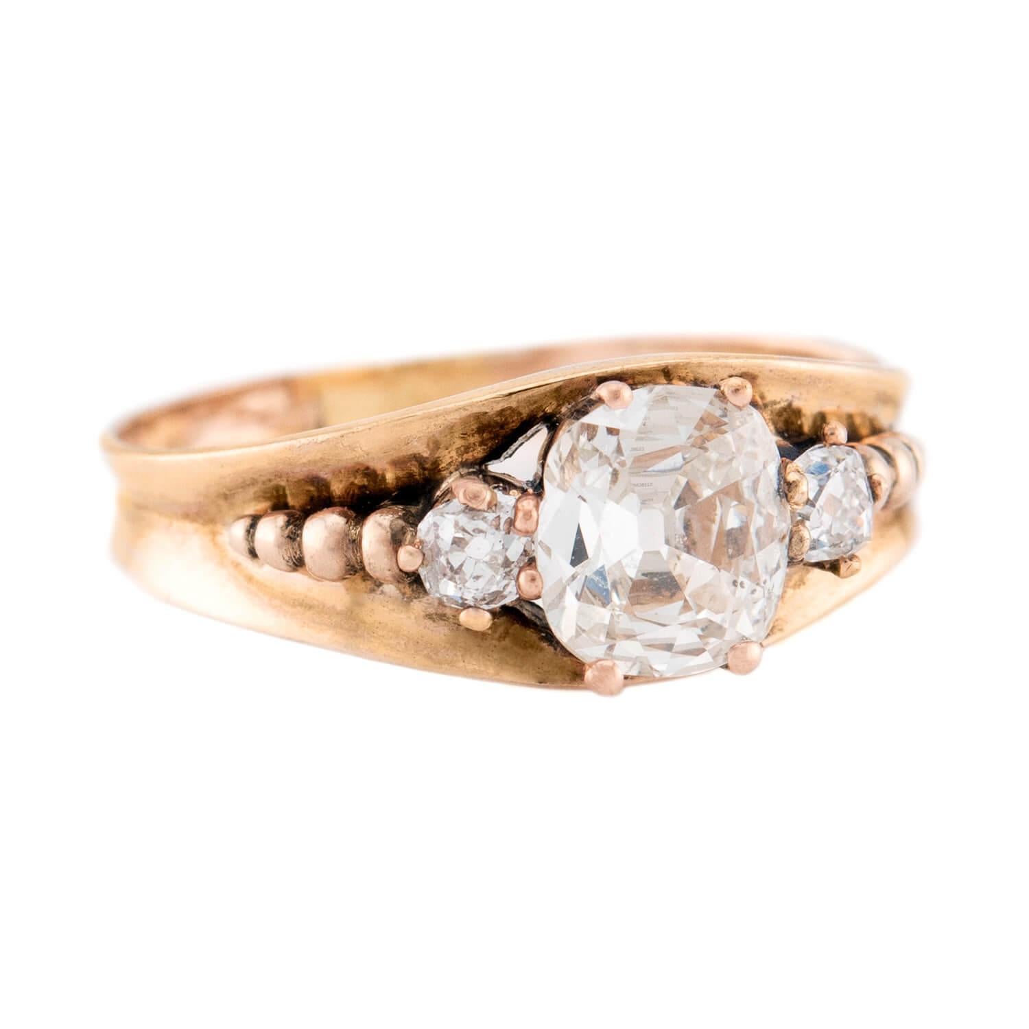 Un fantastico anello di fidanzamento con diamante di epoca vittoriana (ca. 1880)! Realizzato in oro rosato 10k, questo anello presenta un diamante taglio cuscino da 1ct, incastonato in una montatura a otto punte. La pietra ha un colore J e una