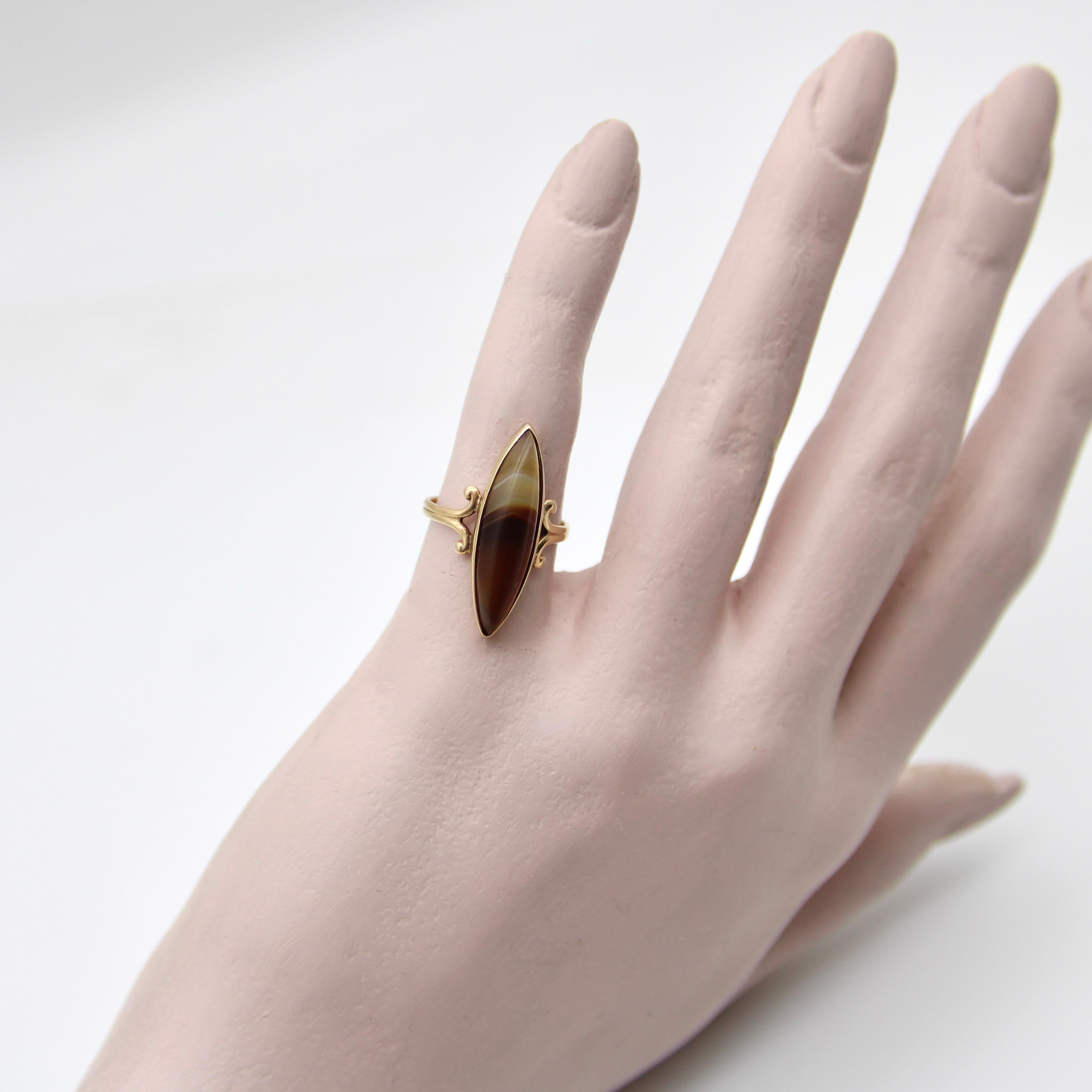 Anello vittoriano in oro 10 carati con fascia di agata in vendita 1