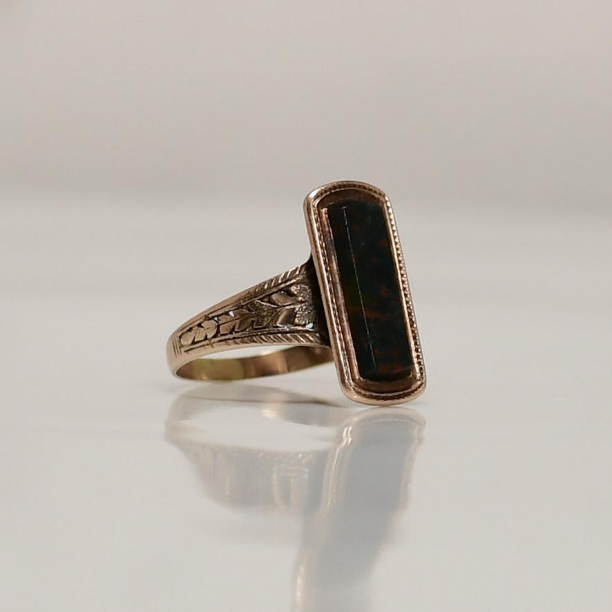 Victorian 10K Gold Bloodstone Shield Ring With Milgrain Detail In Good Condition For Sale In Addison, TX