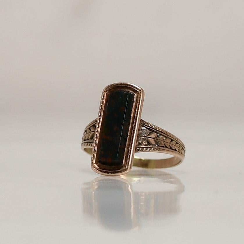 Victorian 10K Gold Bloodstone Shield Ring With Milgrain Detail For Sale 3