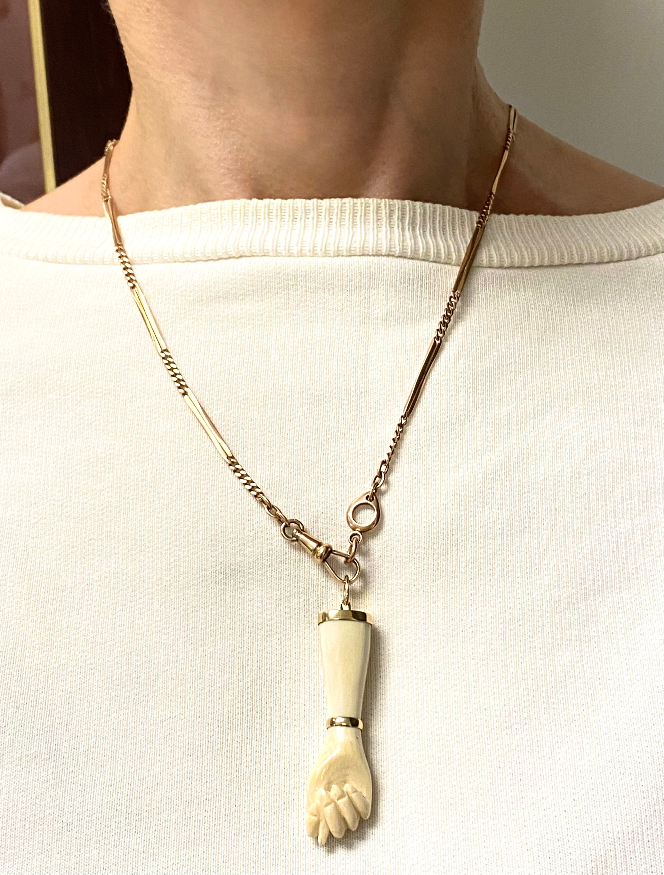
MATERIAL : Chaîne en or rose 10K, pendentif 14K
Poids : 17 gramme
Pierre précieuse : Bakélite 
Mesures : Pendentif - 2