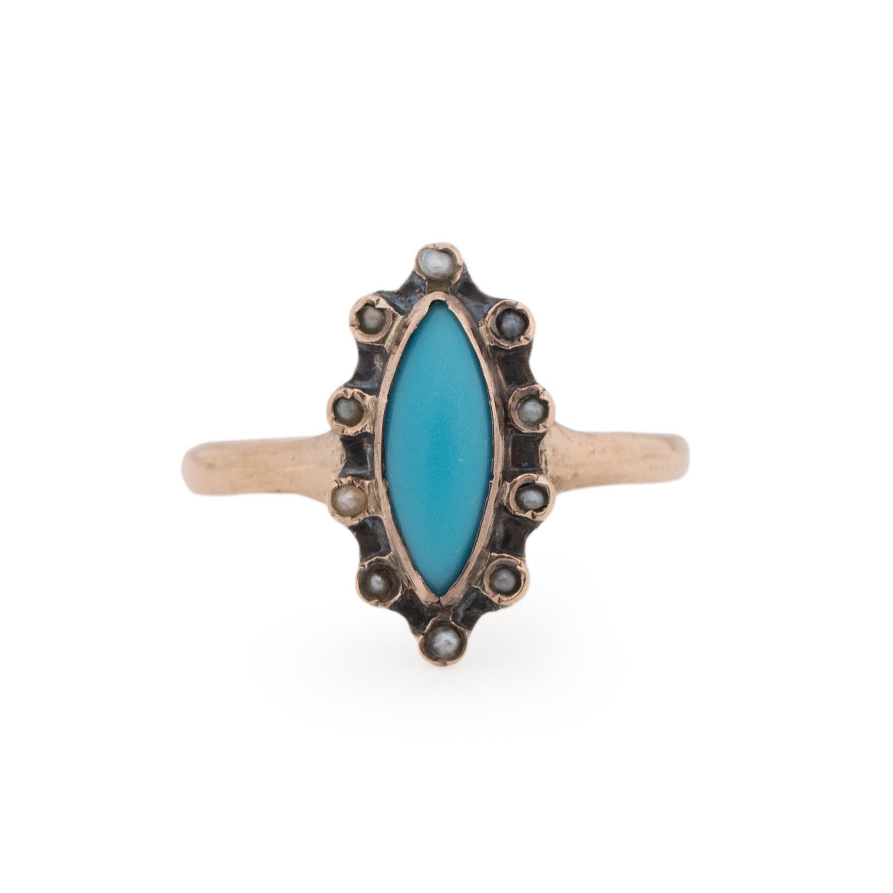 Tout le monde mérite une auréole. Cette pièce victorienne classique est d'une beauté intemporelle. Fabriquées en or rose 10 carats, les branches droites retiennent un morceau de turquoise bleu œuf de robin. Ce turquoise est complété sans effort par