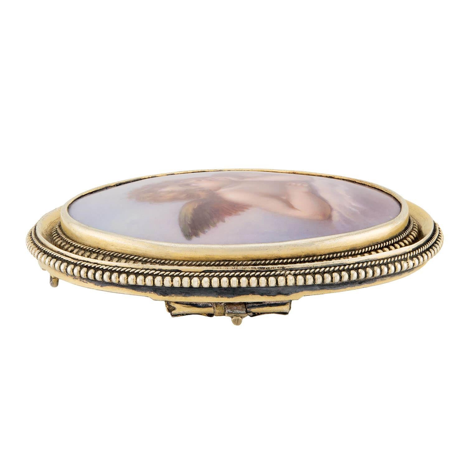 Eine hübsch bemalte Porzellannadel aus der viktorianischen Ära (ca. 1880er Jahre)! Dieses wunderschöne Stück besteht aus einer ovalen Porzellanplakette, die von einem fabelhaften Rahmen aus 10-karätigem Gold gehalten wird. Das Porzellan zeigt ein