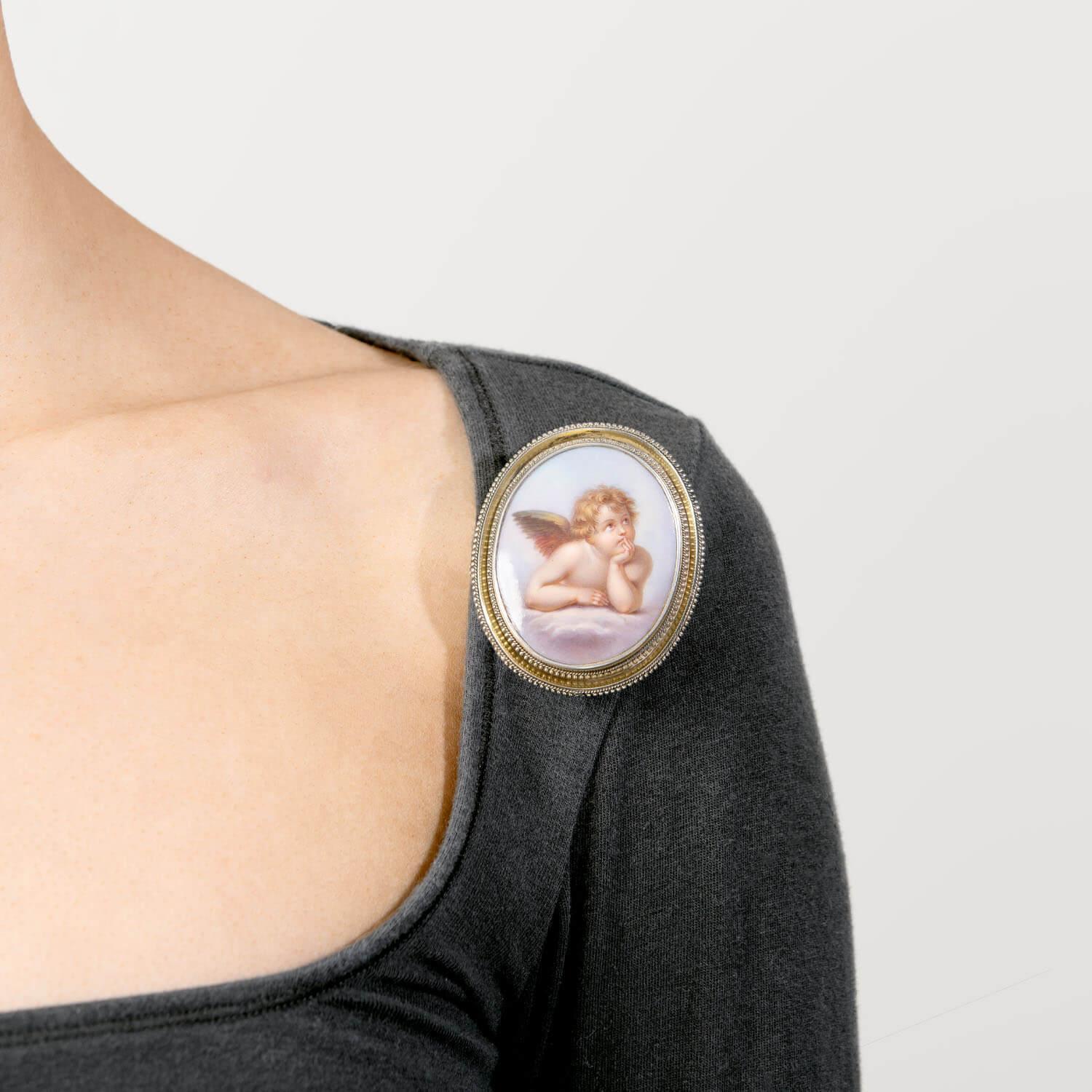 Viktorianische 10k Porzellan Cherub Pin/Anhänger Damen im Angebot