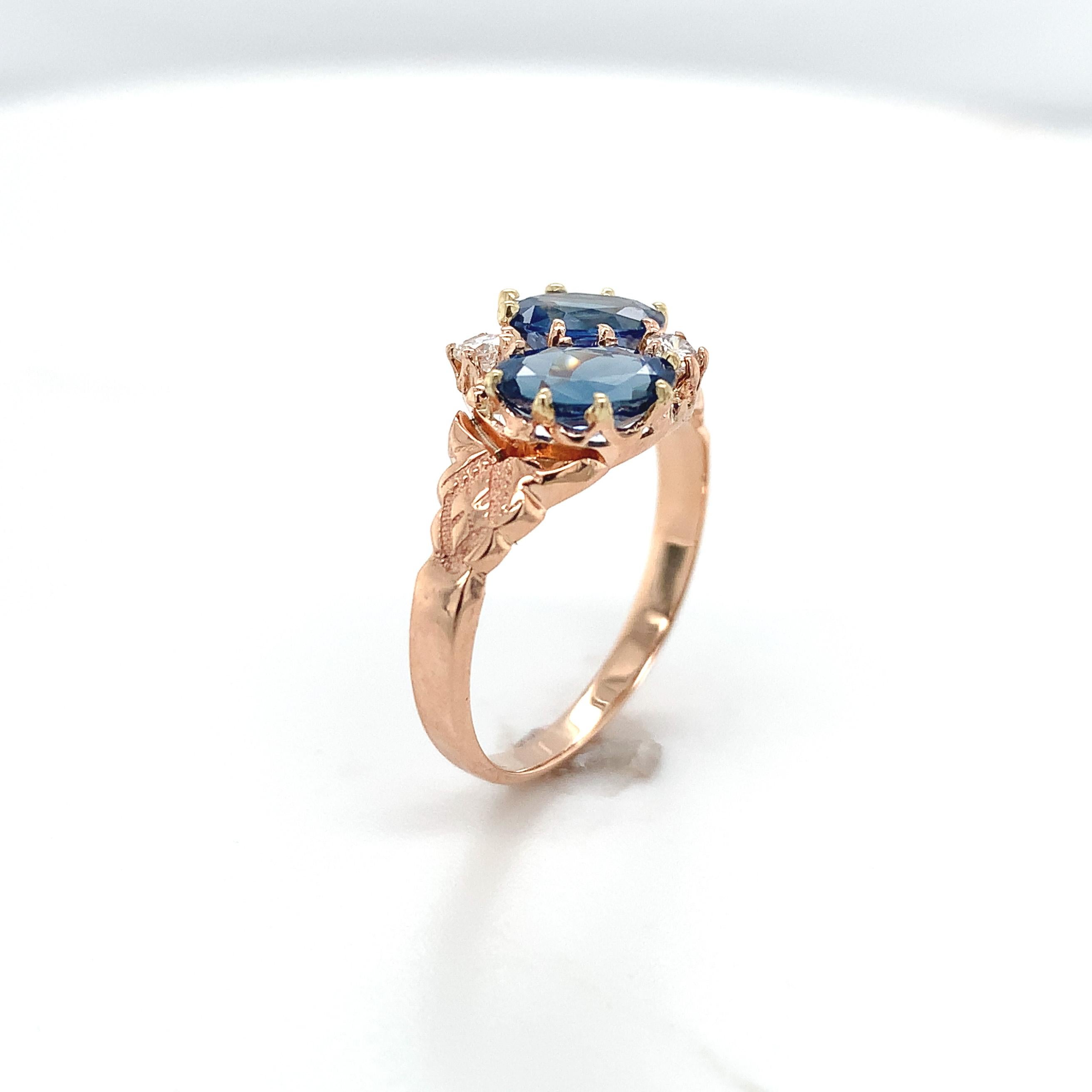 Viktorianischer Ring aus 10 Karat Roségold mit blauem Saphir und Diamant (Ovalschliff) im Angebot