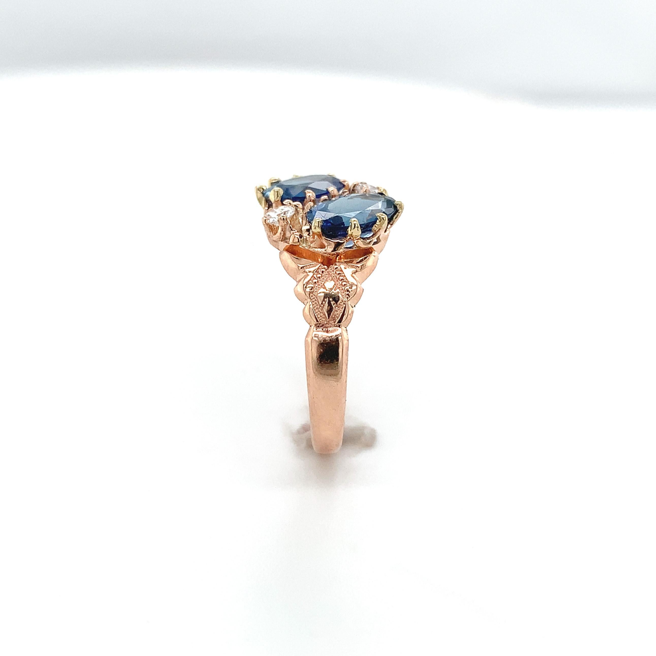 Taille ovale Bague victorienne en or rose 10 carats, saphir bleu et diamant en vente