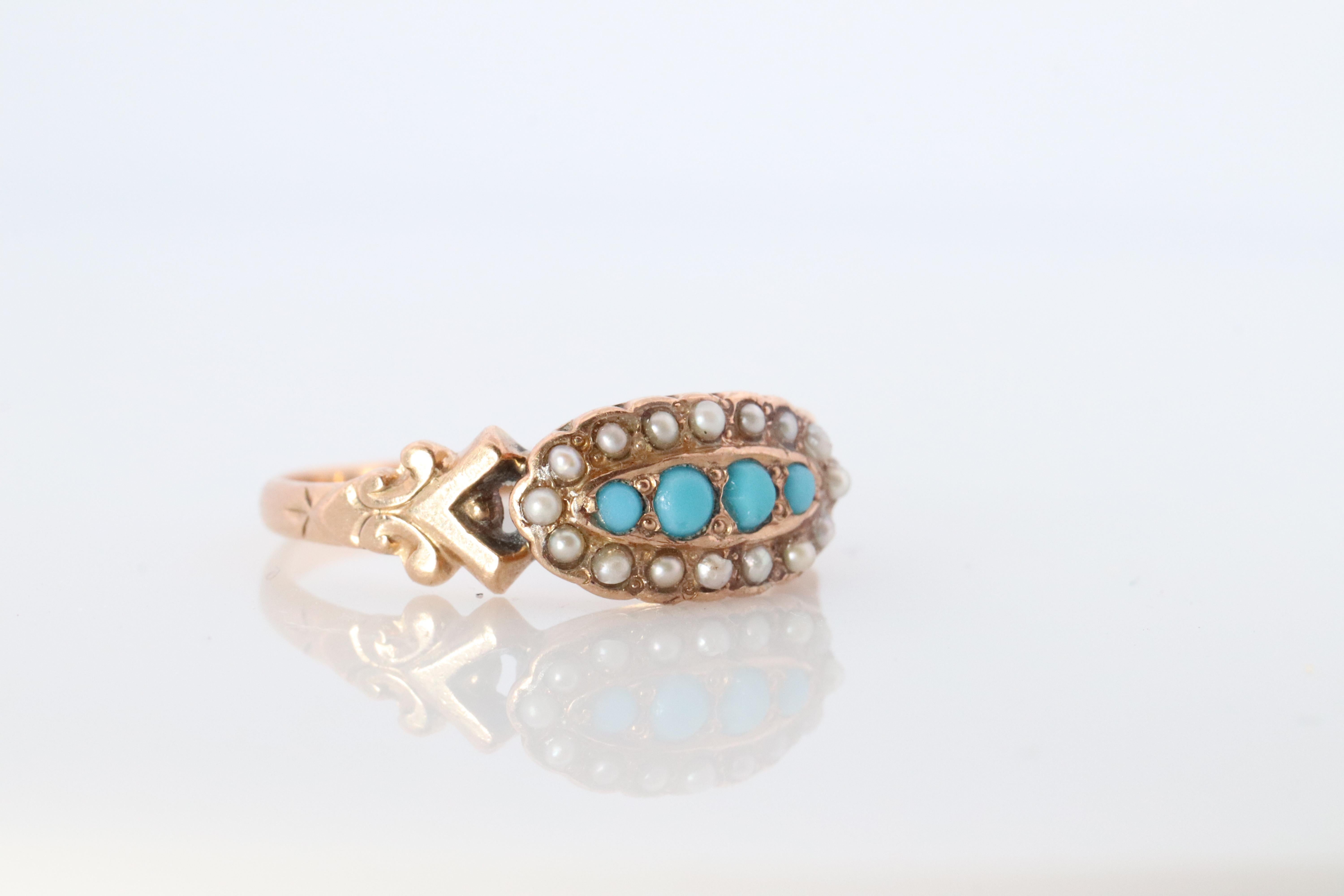 Bellissimo anello vittoriano. Parte superiore ovale con turchese e perle incastonate in un gambo ornato di fiori 10k.

Assolutamente stupefacente.
Condit: Presenta alcuni segni di utilizzo. Coerente con l'età. Realizzato all'inizio del