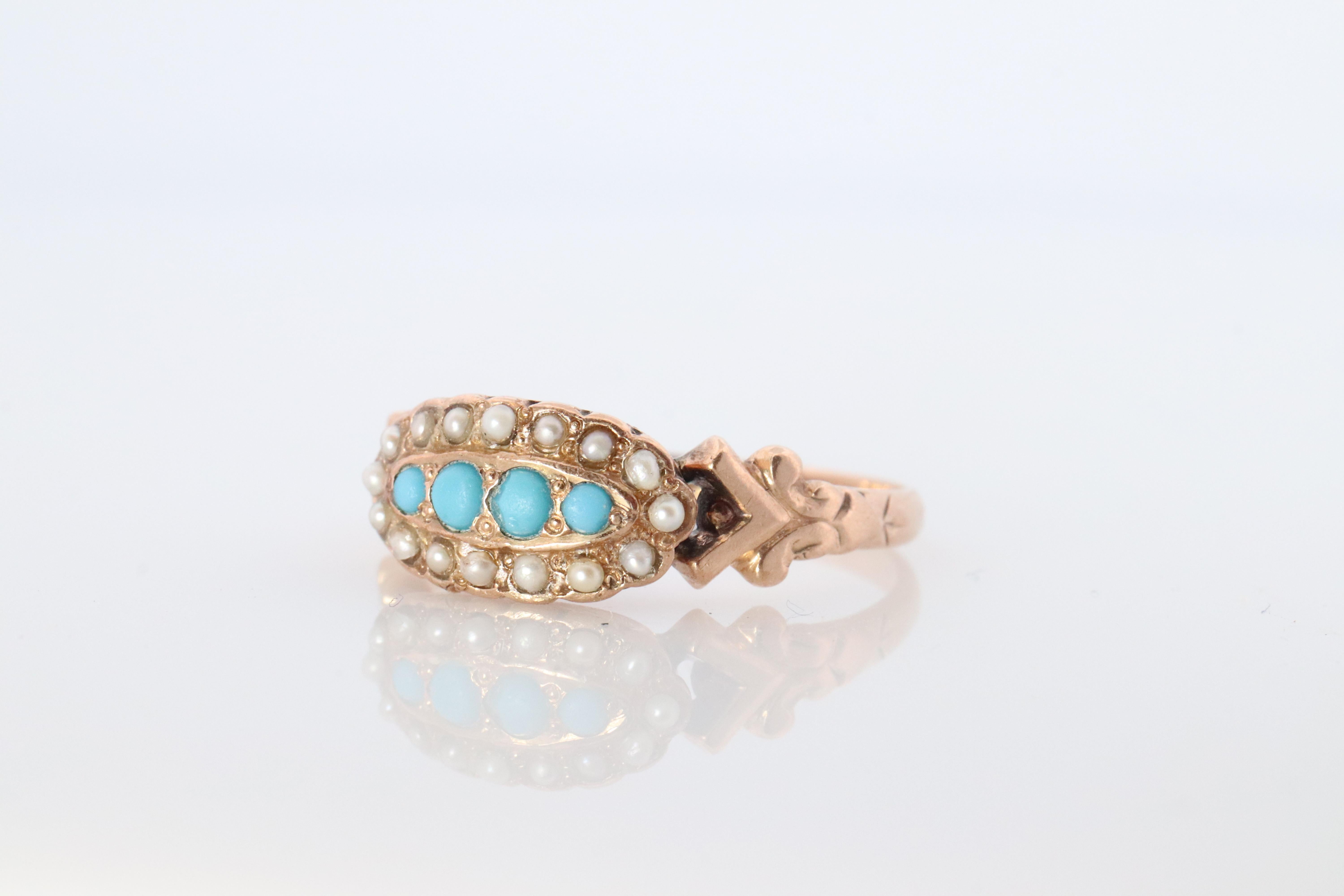 Vittoriano Anello vittoriano a 10k con cabochon di turchese e perle. Anello floreale vittoriano a 10k. in vendita