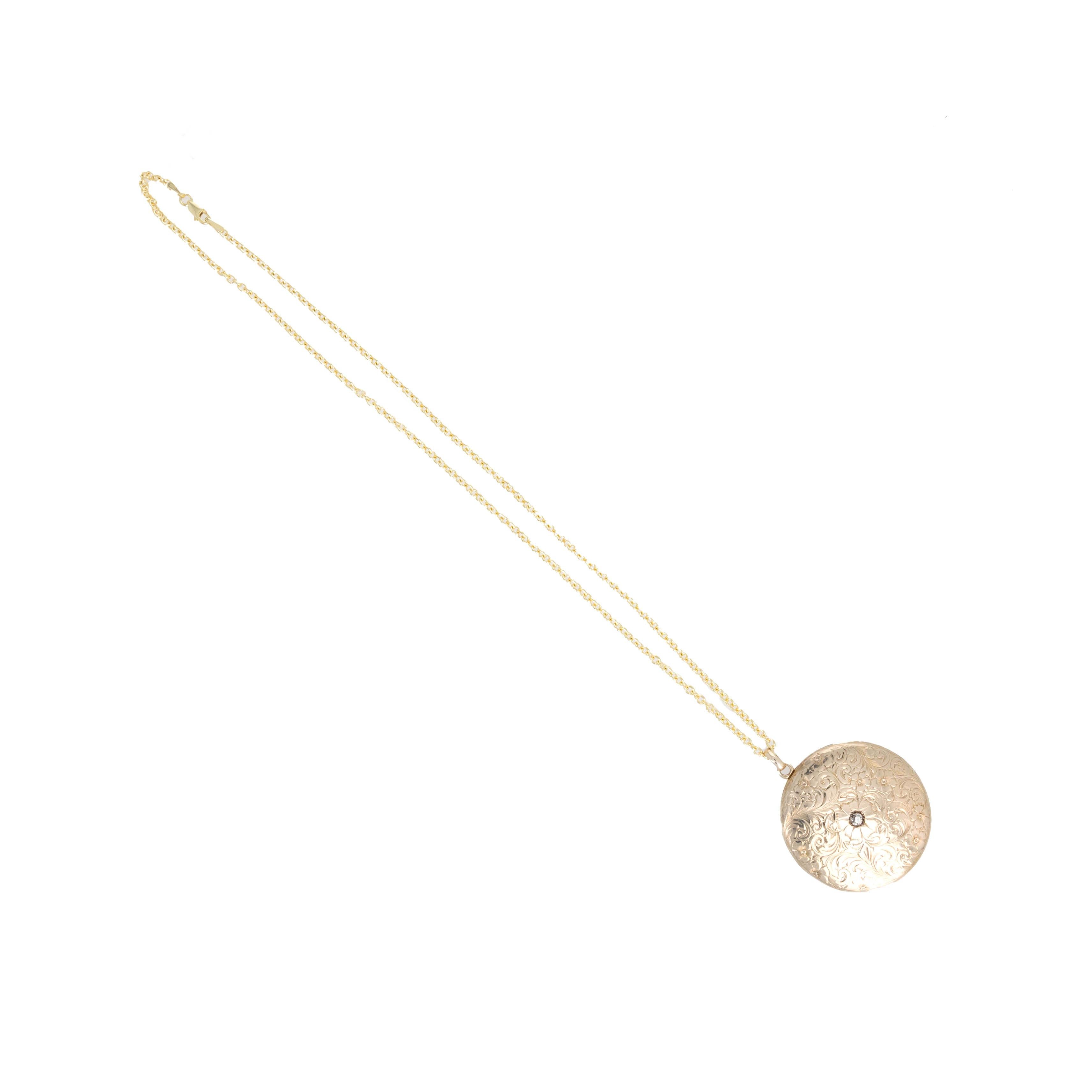 Époque : Victorien
Composition du pendentif : Or jaune 10K
Pierre principale : Diamant ancien de taille européenne
Poids en carats : 0,05 carats
Couleur / clarté : H / I1
Dimensions du pendentif : 1.5'' Longueur x 1.5'' Largeur
Composition de la