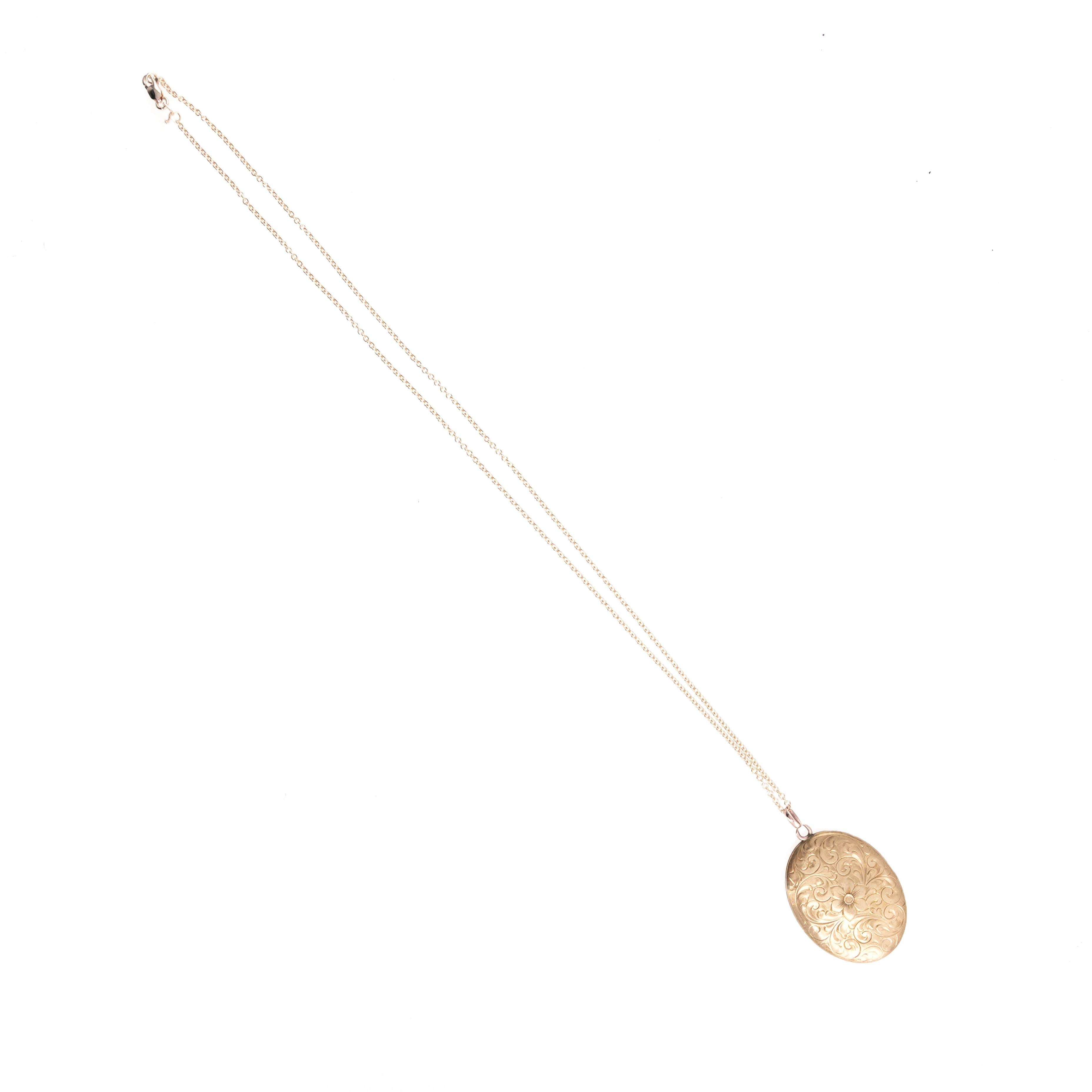Époque : Victorien
Composition du pendentif : Or jaune 10K
Dimensions du pendentif : 1.25'' Longueur x 1'' Largeur
Composition de la chaîne : Or jaune 14K
Longueur du collier : 20 pouces
Poids du collier : 11,5 grammes
Code-barres de l'article :