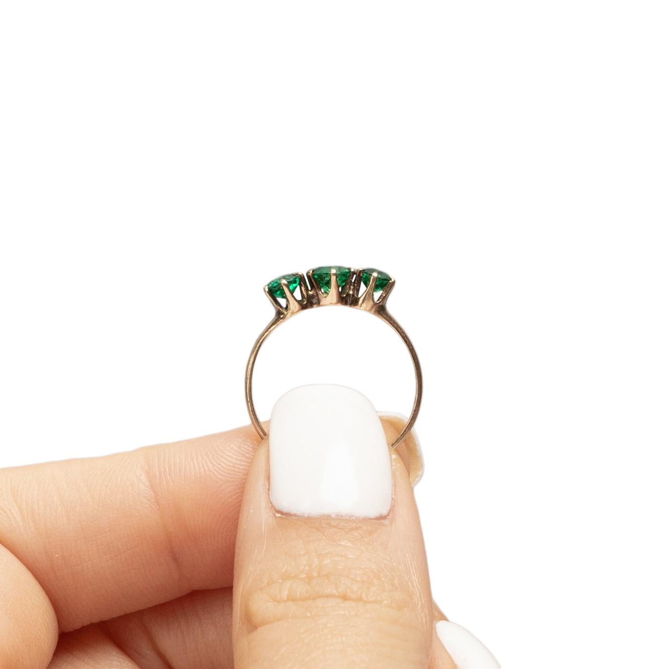 Victorian 10K Yellow Gold Antique Green Glass Three Stone Fashion Ring For Sale 3