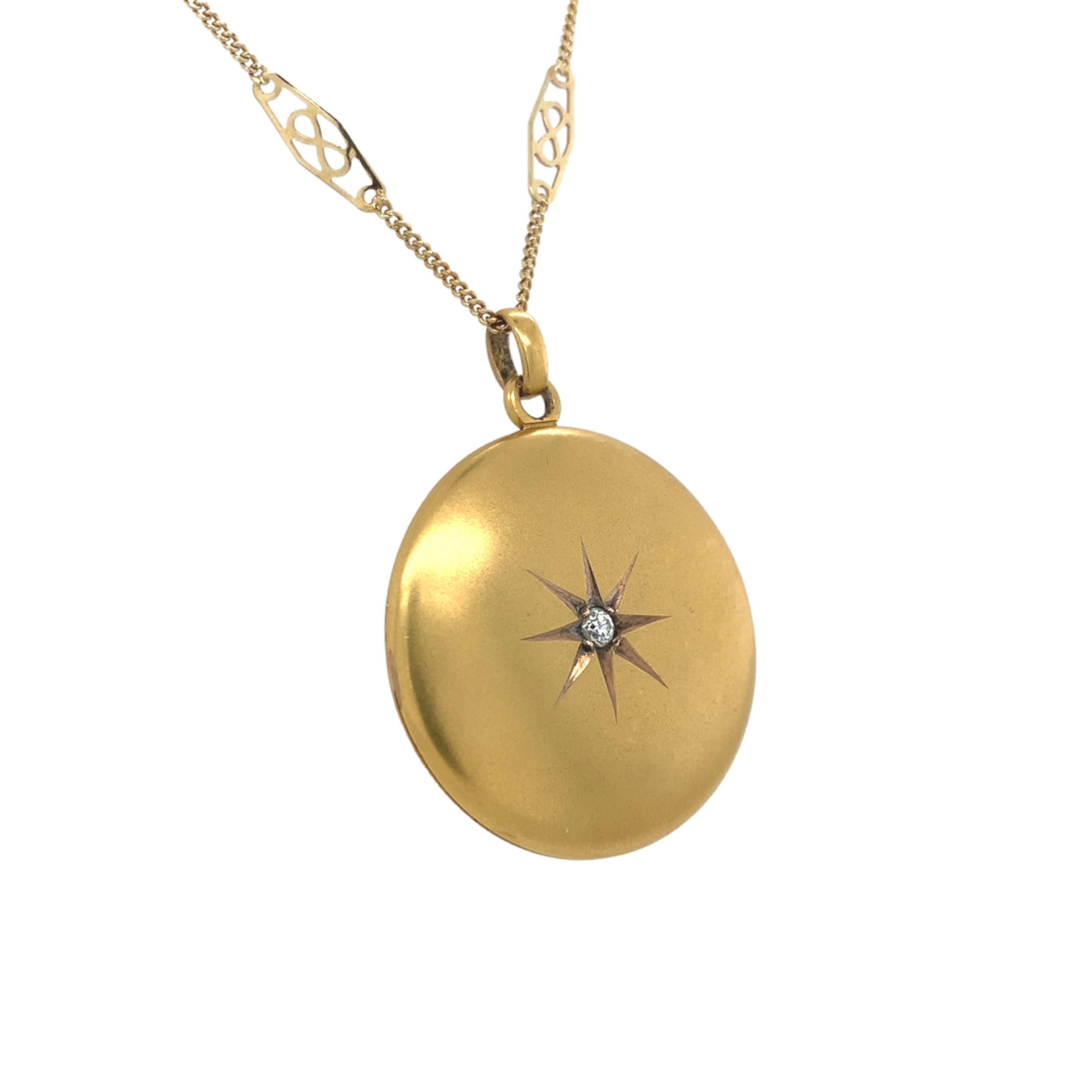 Rundes Medaillon aus 10 Karat Gelbgold mit Diamant an einer Kette. Das viktorianische Medaillon misst etwas mehr als 1 3/8