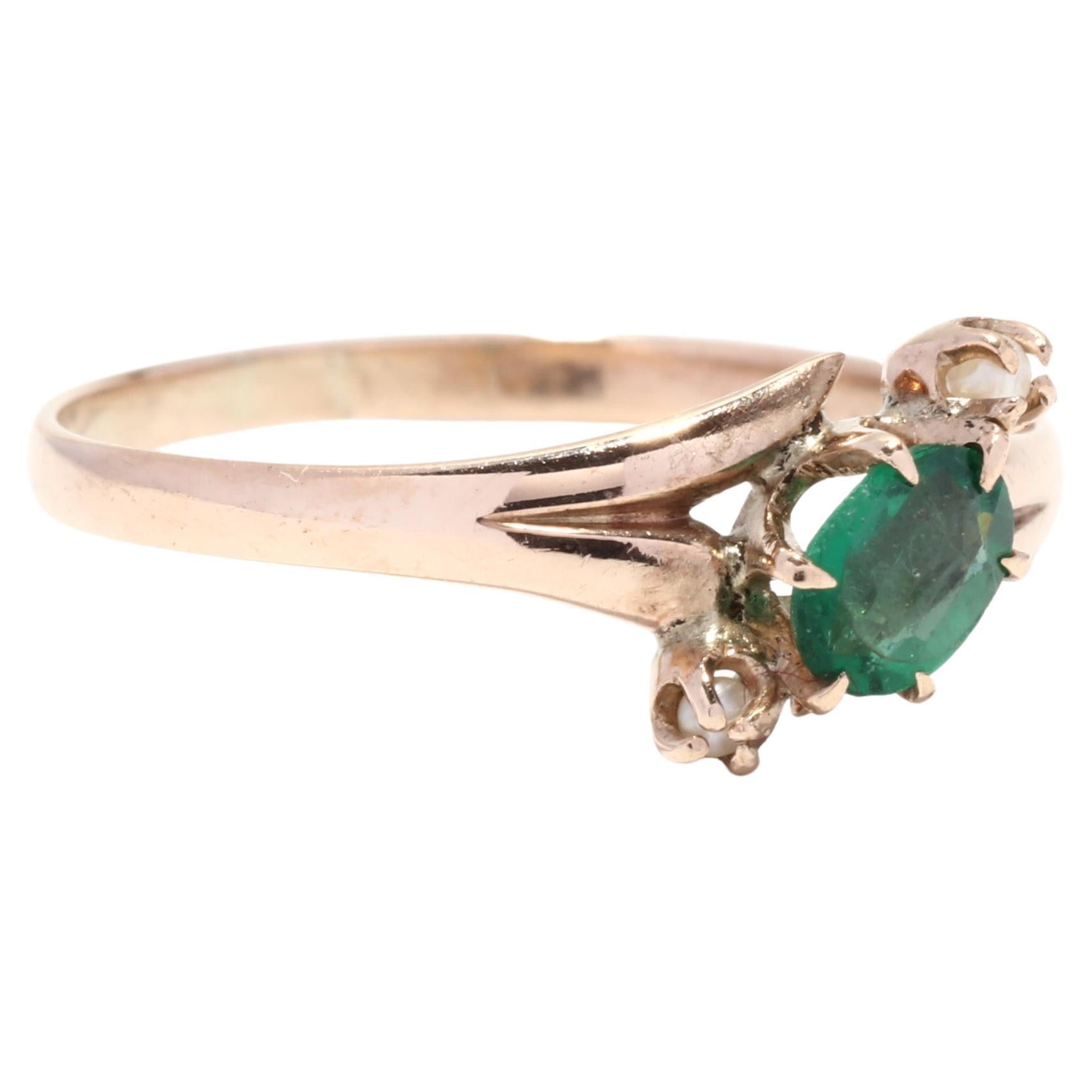 Bague victorienne en or jaune 10 carats avec perles vertes en doublet. Cette bague verte ancienne présente une pierre centrale doublet en grenat vert et en verre avec une perle de rocaille de chaque côté dans un design en pont et avec une fine bande