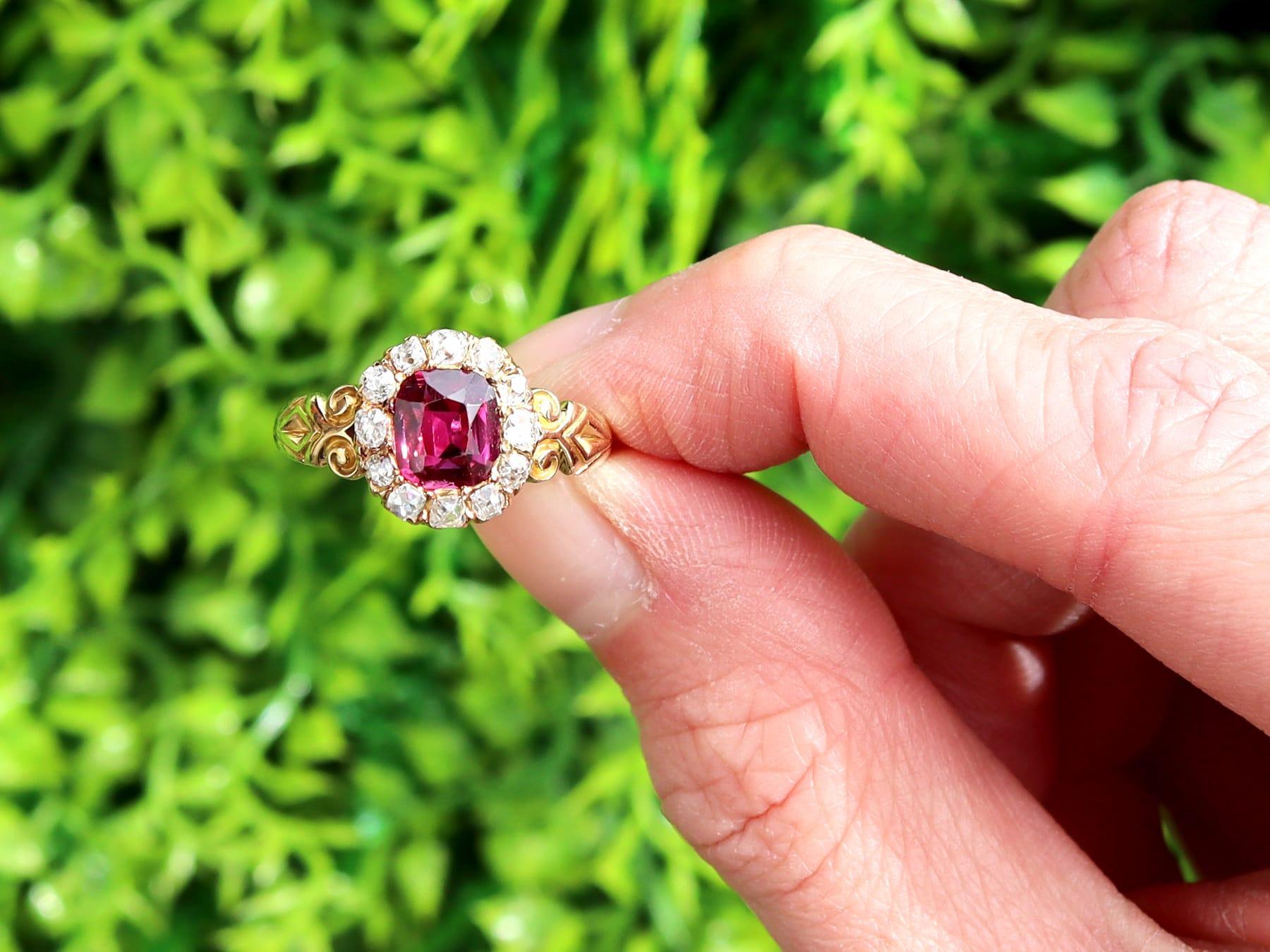 Une magnifique bague victorienne ancienne de 1,10 carat de rubis et de 0,48 carat de diamant, en or jaune 18 carats, qui fait partie de nos diverses collections de bijoux anciens et de bijoux de succession.

Cette étonnante, fine et impressionnante