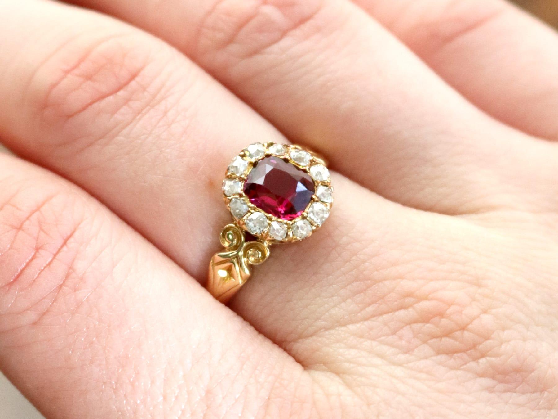 Taille coussin Bague grappe victorienne en or jaune 18 carats, rubis de 1,10 carat et diamants de 0,48 carat en vente