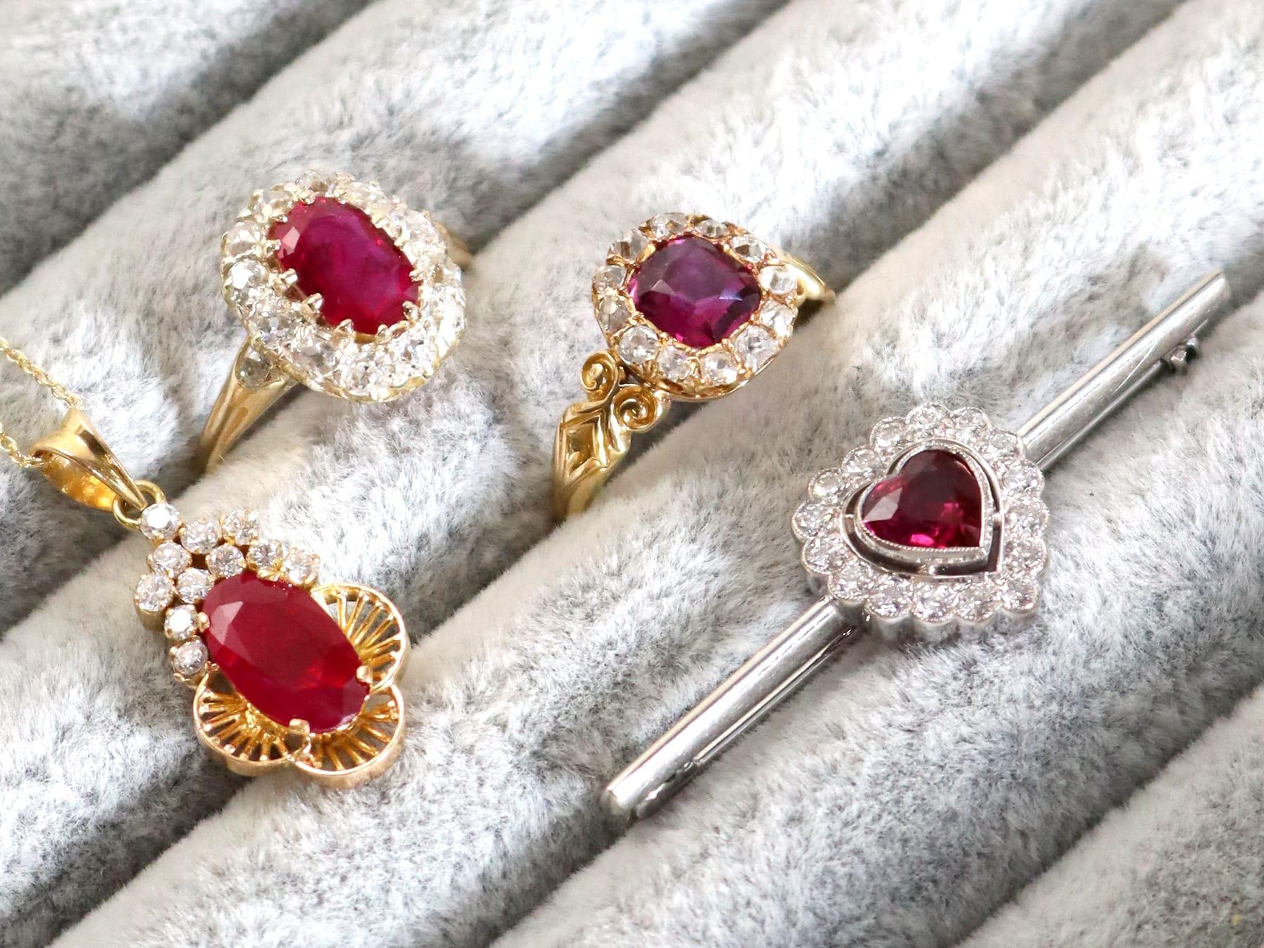 Bague grappe victorienne en or jaune 18 carats, rubis de 1,10 carat et diamants de 0,48 carat Excellent état - En vente à Jesmond, Newcastle Upon Tyne