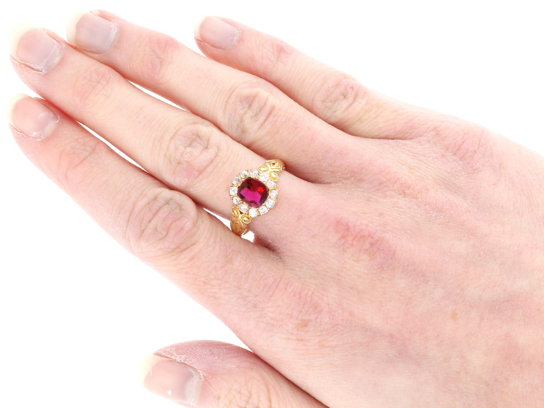 Bague grappe victorienne en or jaune 18 carats, rubis de 1,10 carat et diamants de 0,48 carat en vente 3