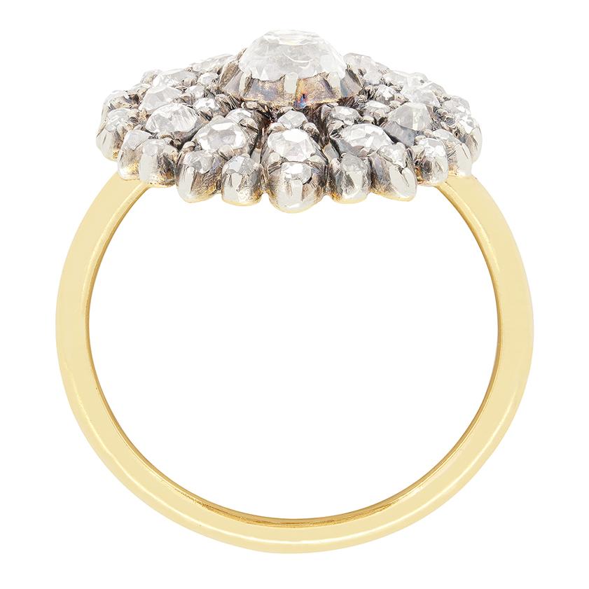 Insgesamt neunundvierzig Diamanten sind in diesem wunderschön gestalteten Clusterring zu sehen. In der Mitte des Sunburst-Designs thront ein 0,50 Karat schwerer Diamant im Altschliff. An jedem Arm des Bügels sind weitere zwölf Diamanten im