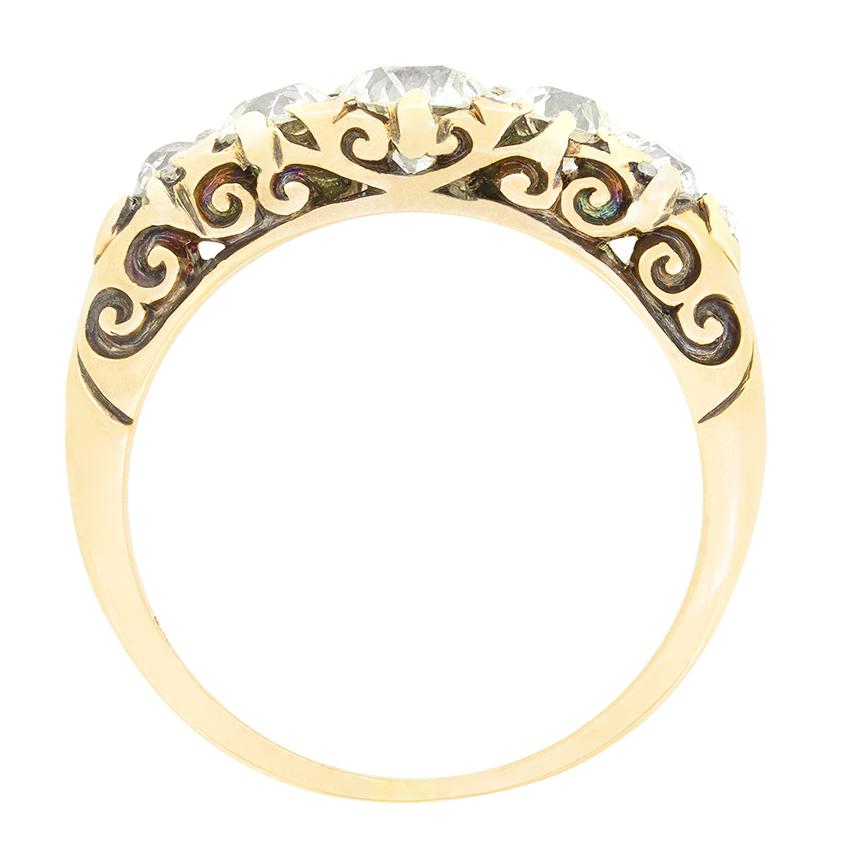 Un bellissimo pezzo di design vittoriano, questo anello a cinque pietre mette in mostra una scintillante collezione di diamanti antichi. La pietra centrale pesa 0,45 carati, con due diamanti da 0,25 carati che la affiancano e pietre più piccole da
